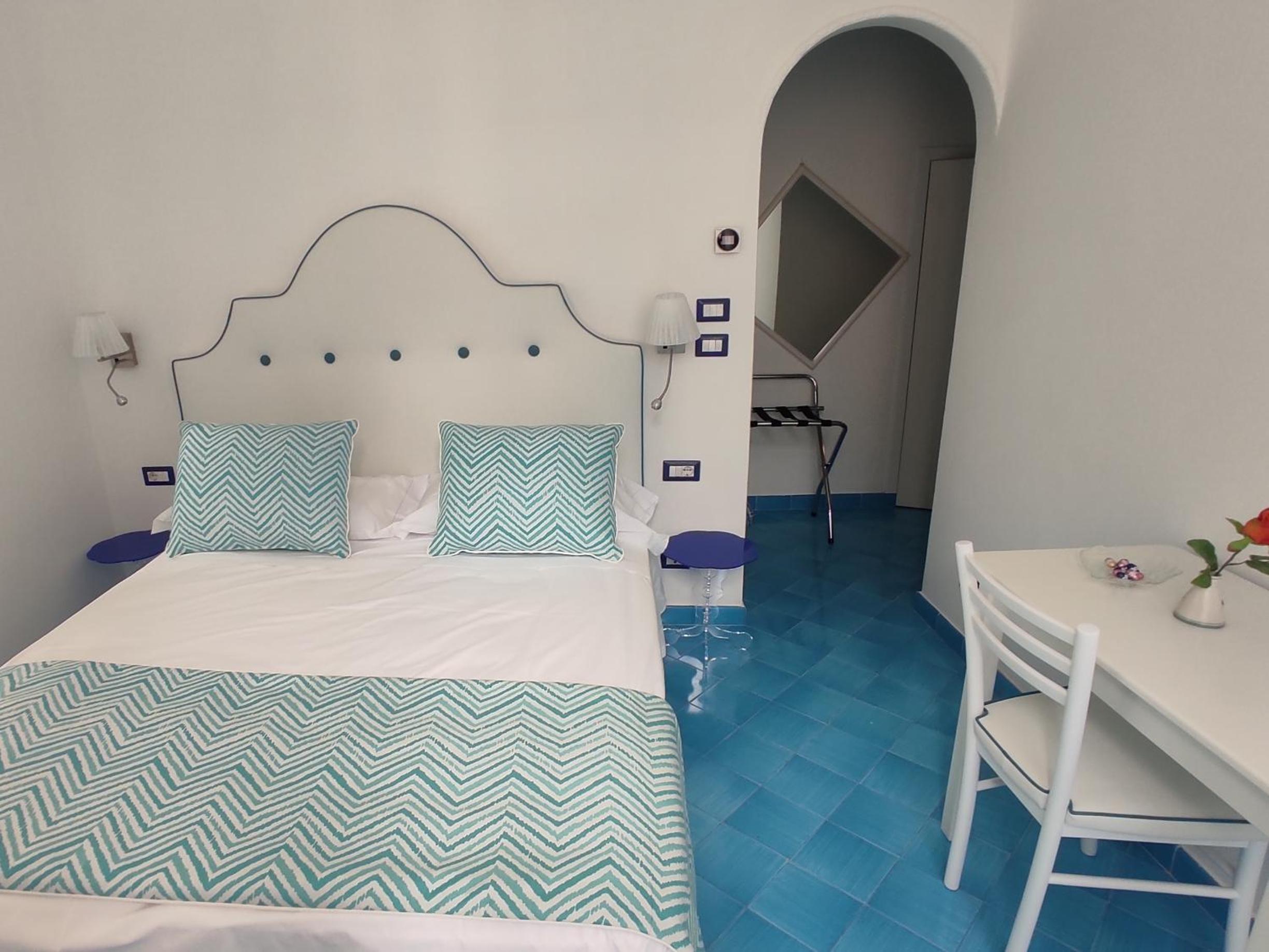 Double or Twin Room with View - Photo 32