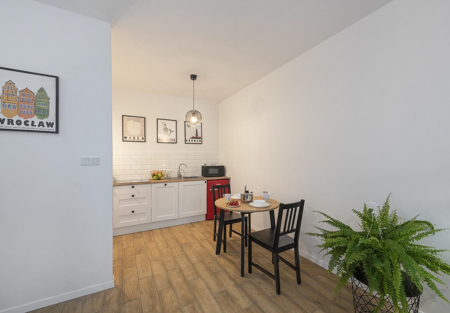 Apartment with Balcony - Photo 5