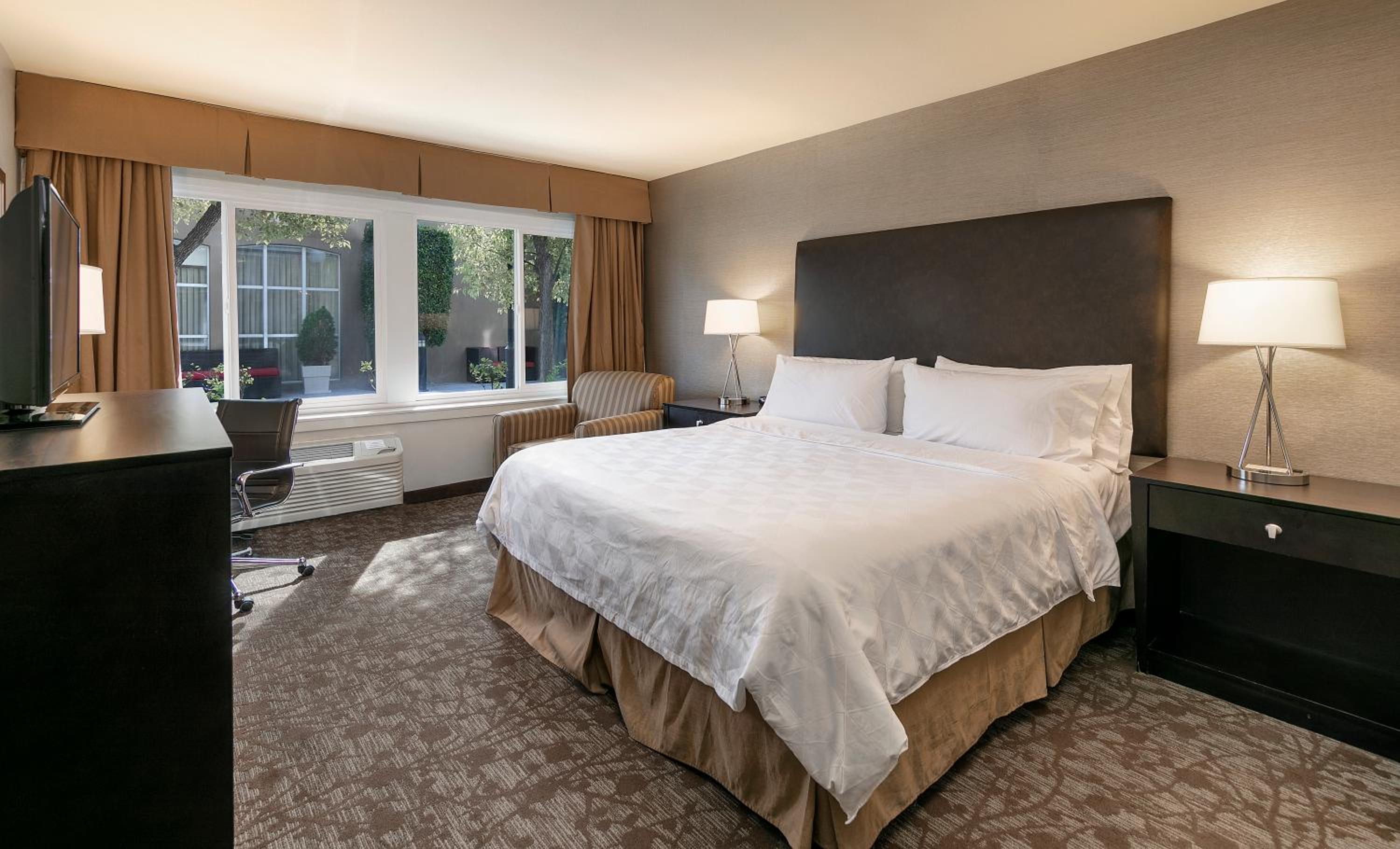 Standard King Room With Roll-In Shower - Communications Access