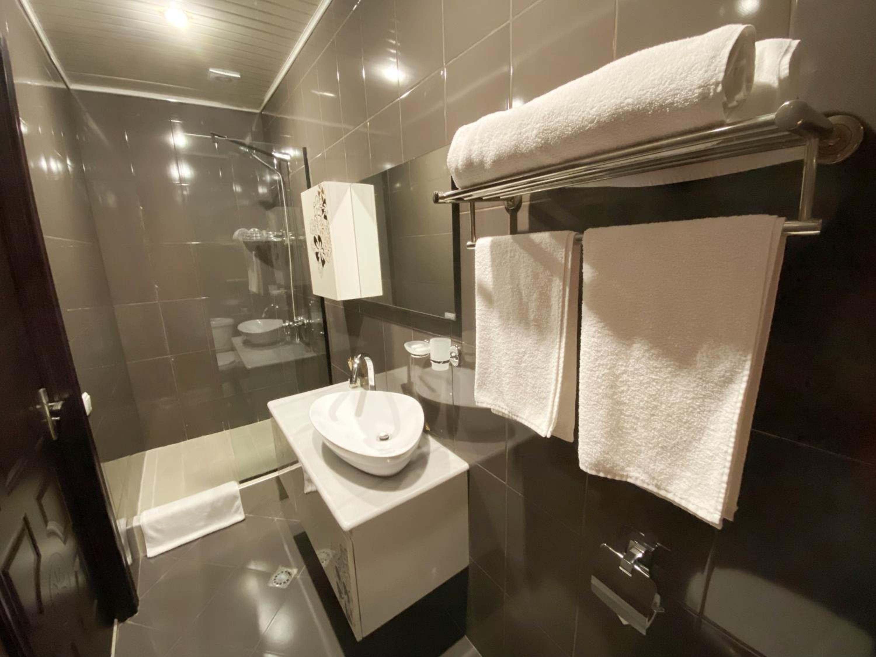 Deluxe Double Room - Photo 8