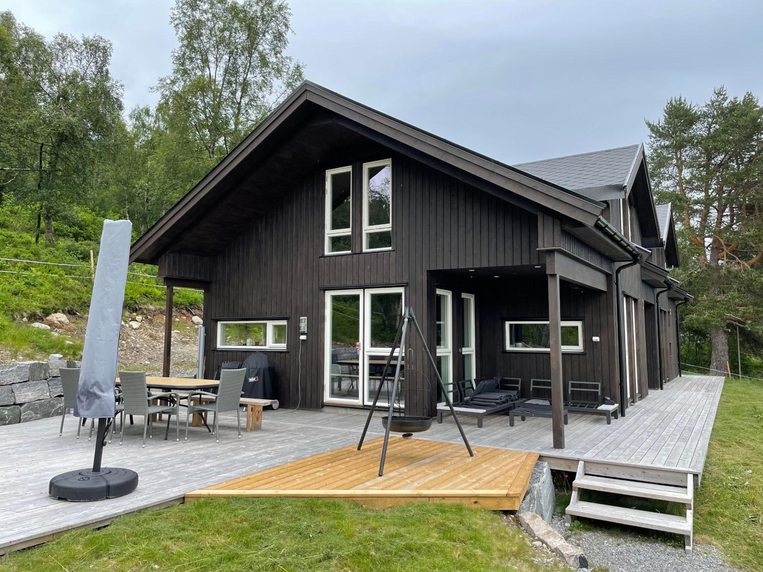 Five-Bedroom House - Photo 23