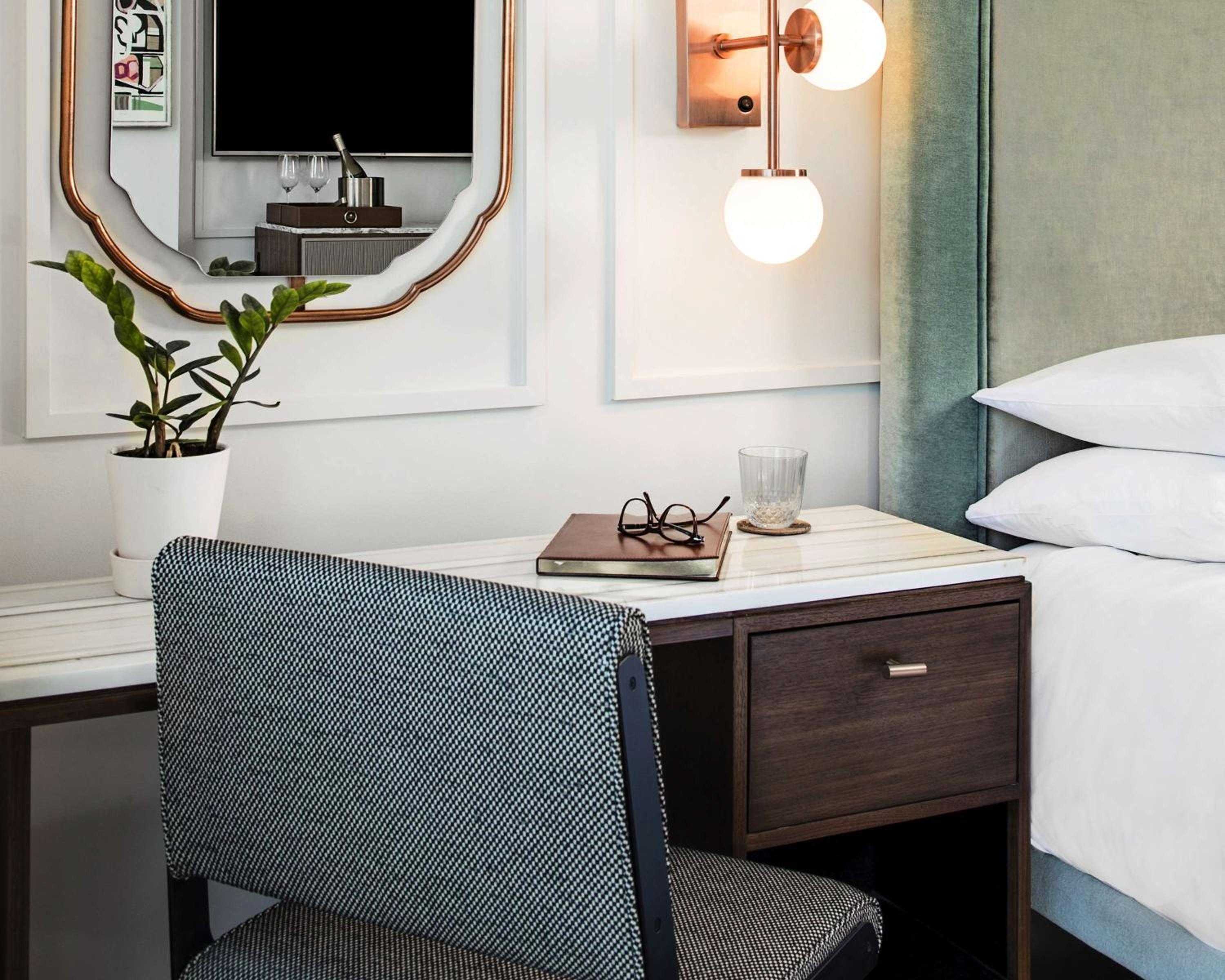 King Room with Tub and City View - Mobility Access