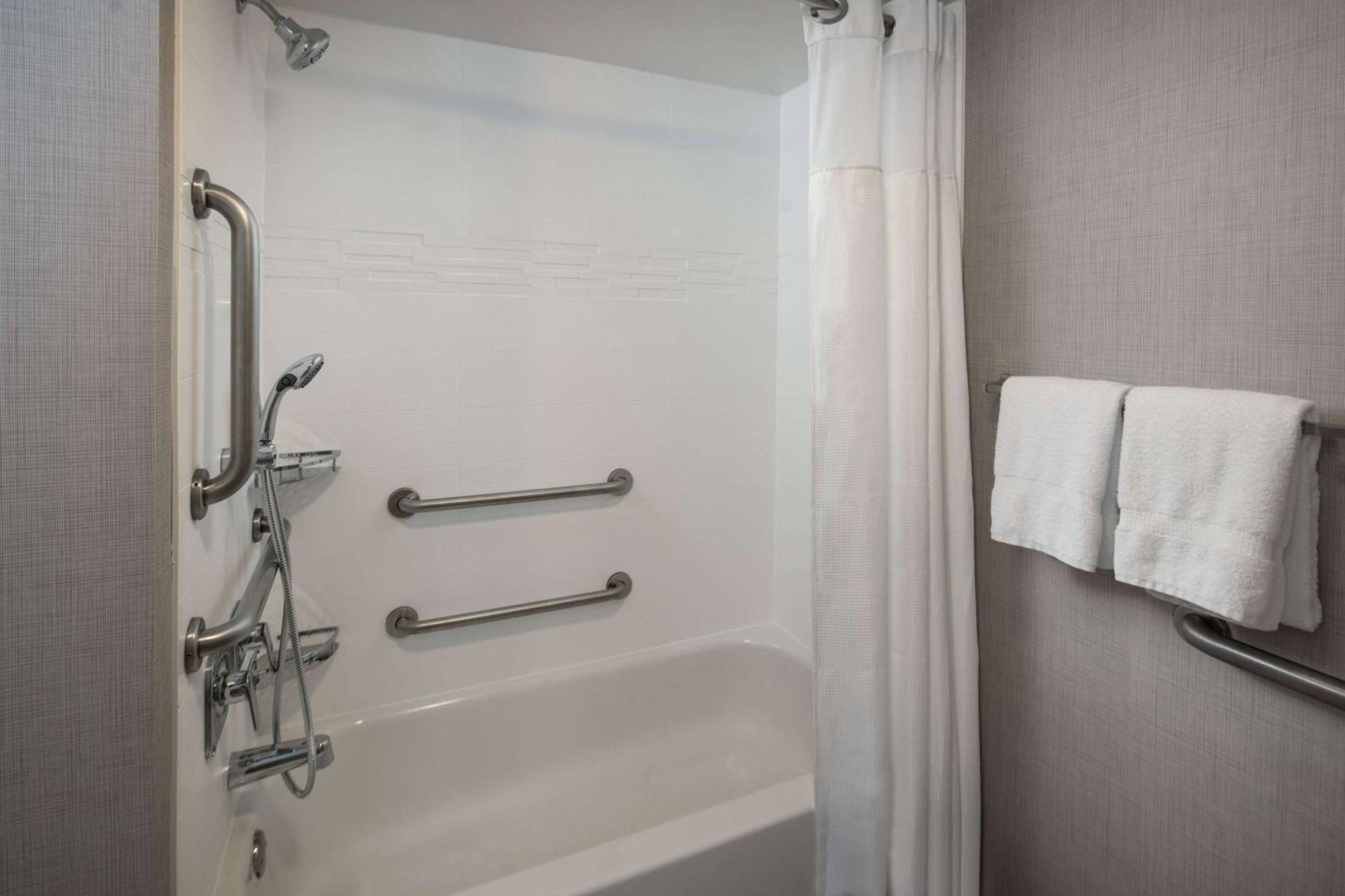 Studio Suite Queen with Bathtub - Mobility Accessible - Photo 5