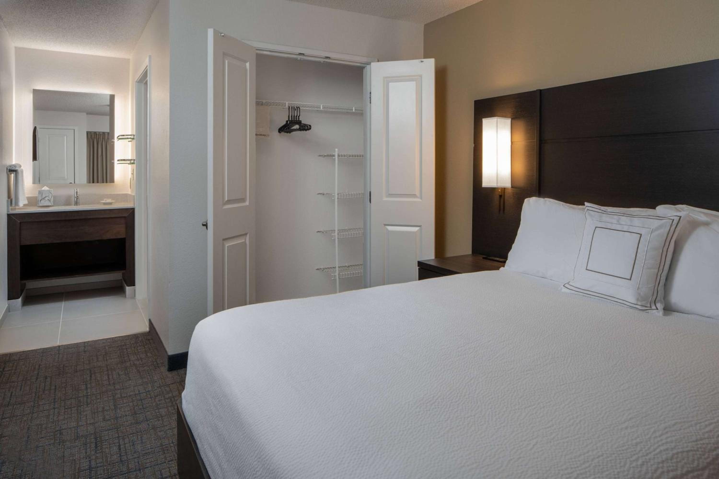 Two Bedroom Suite - Queen in Each - Photo 1