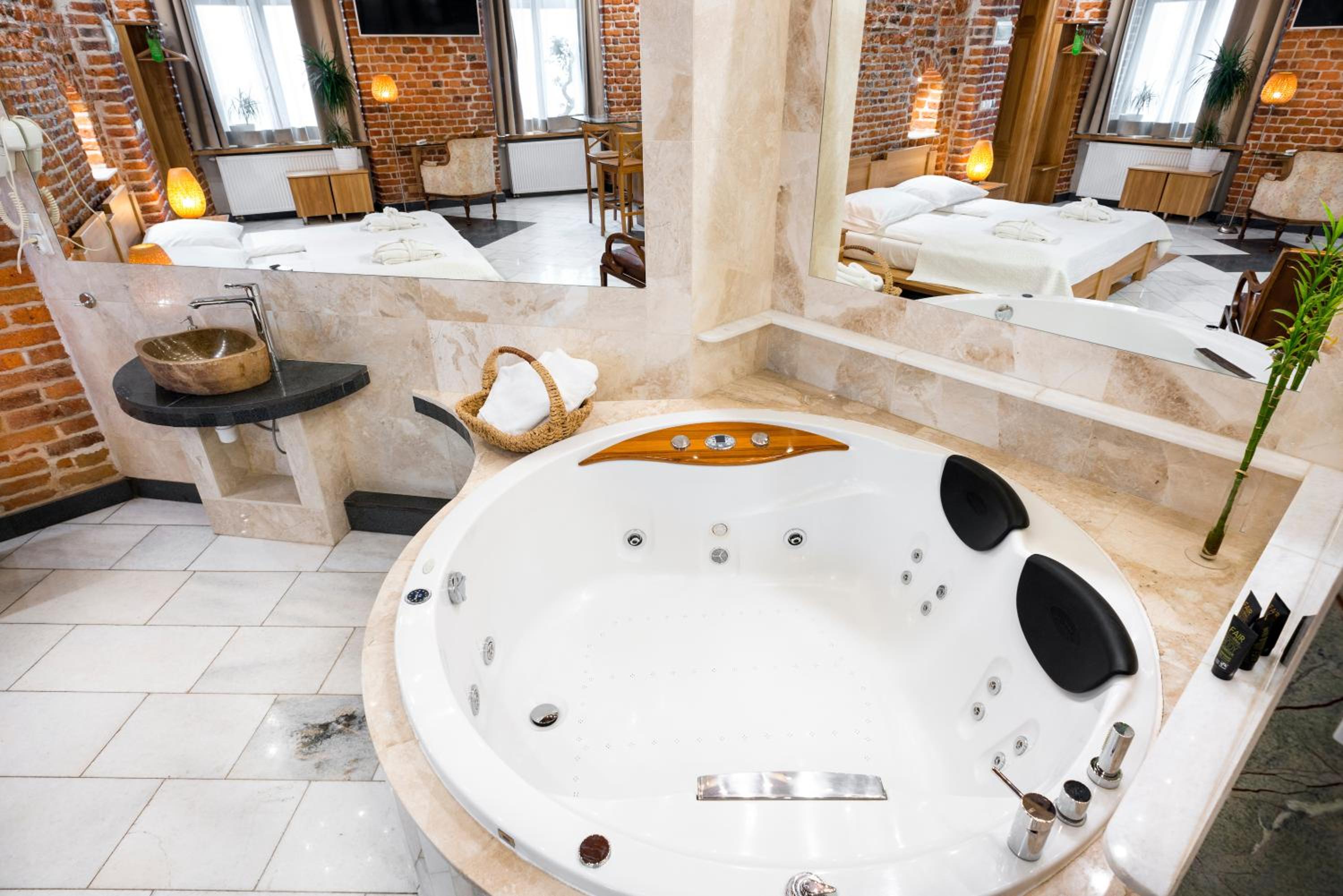 Executive Suite - Photo 9