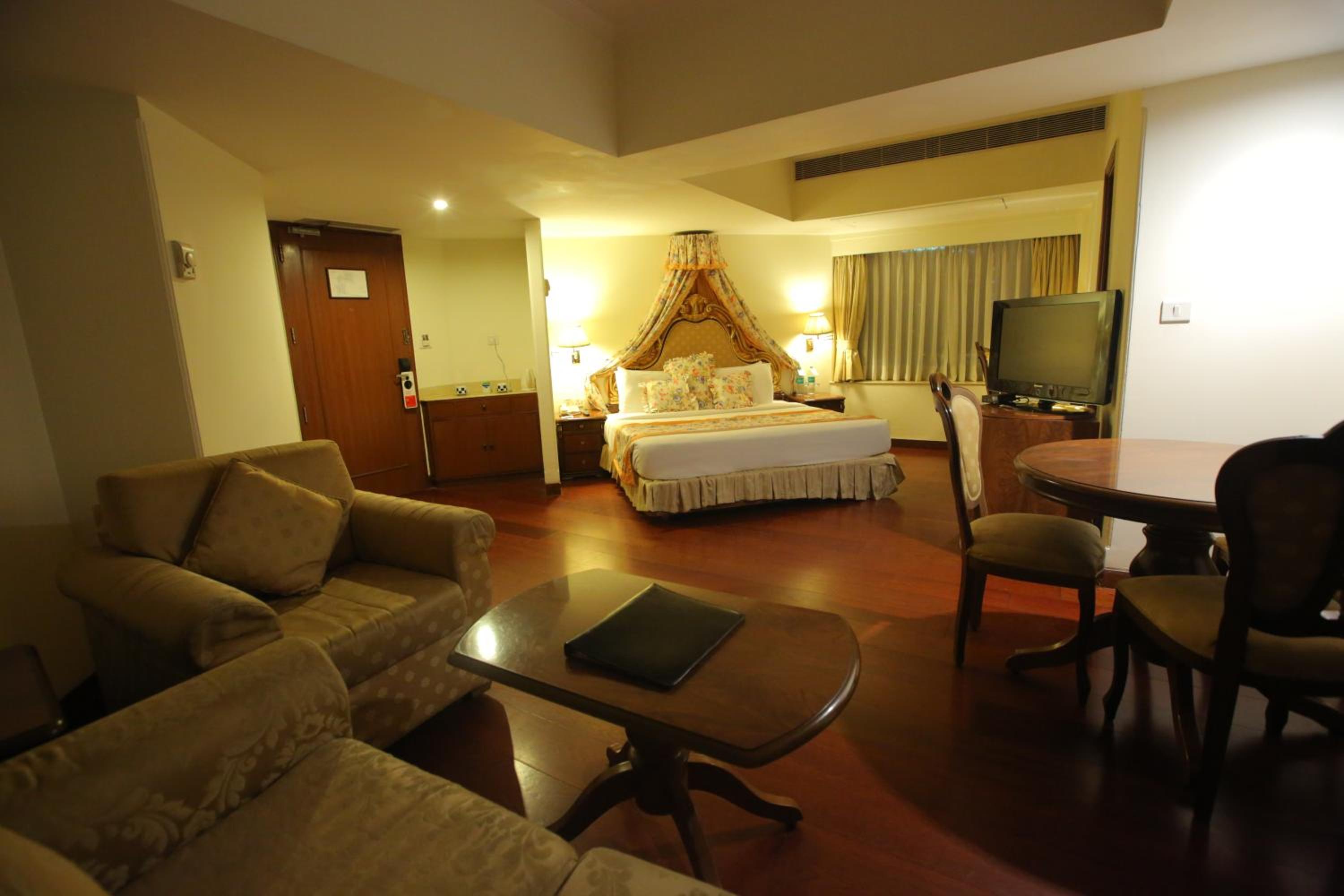 Royal Junior Suite - 15% Discount on Food & Soft Beverages thumbnail 5