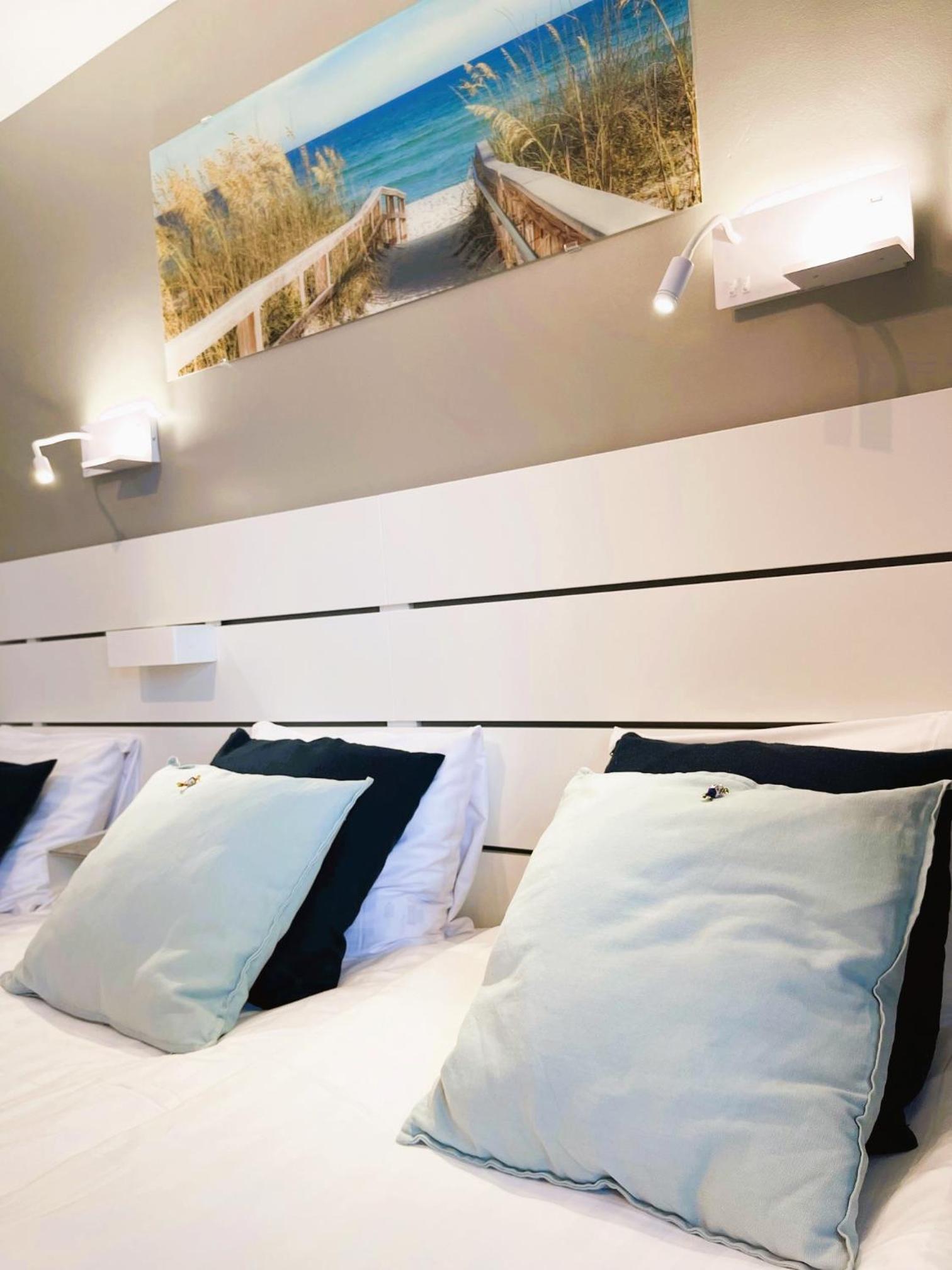 Sea View Room with Balcony - Photo 12