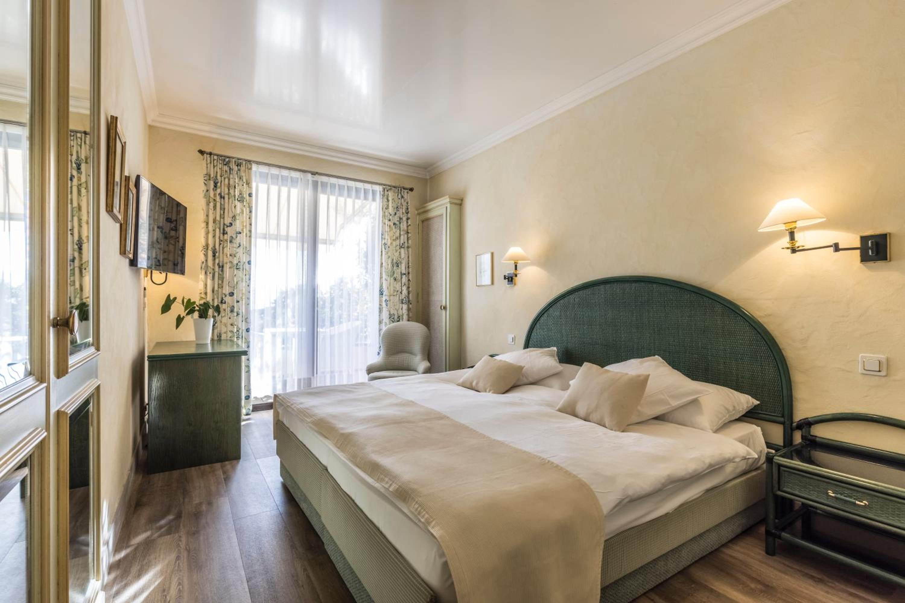 Standard Double with Balcony and Lake View