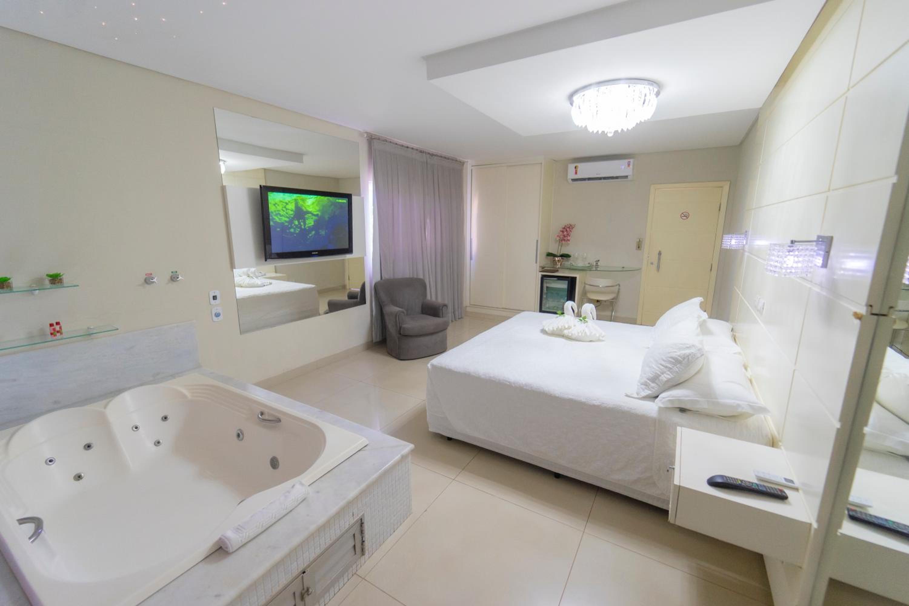 Suite with Hot Tub photo 3