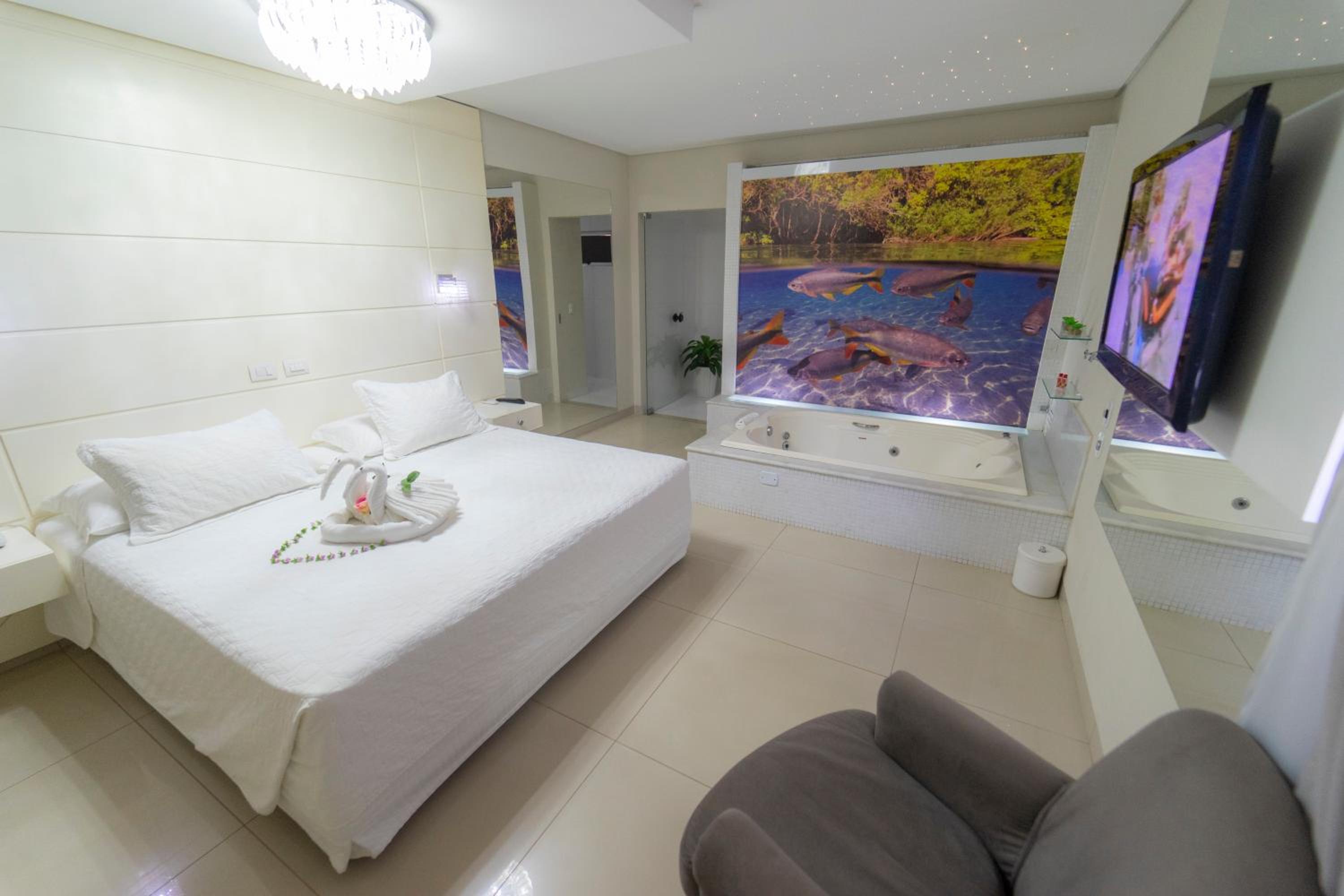 Suite with Hot Tub photo 2