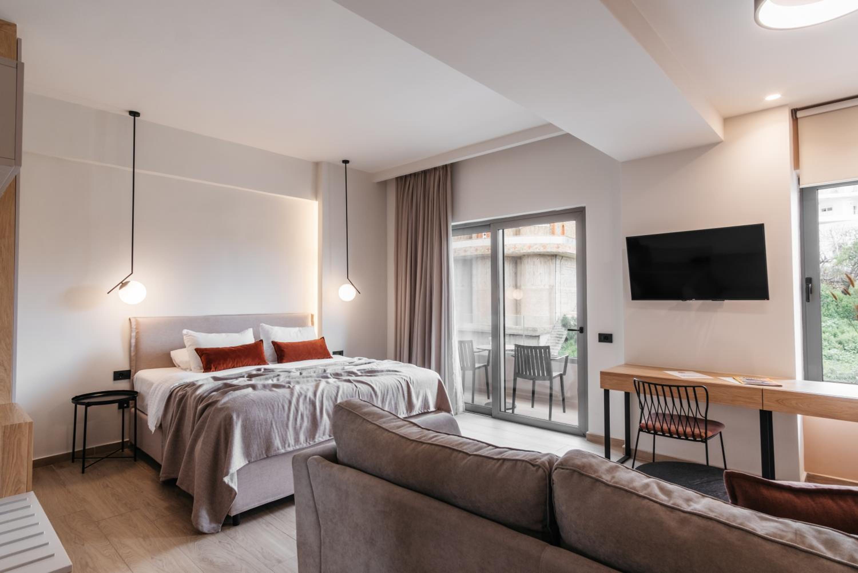 Executive Suite with Balcony and City View photo 3