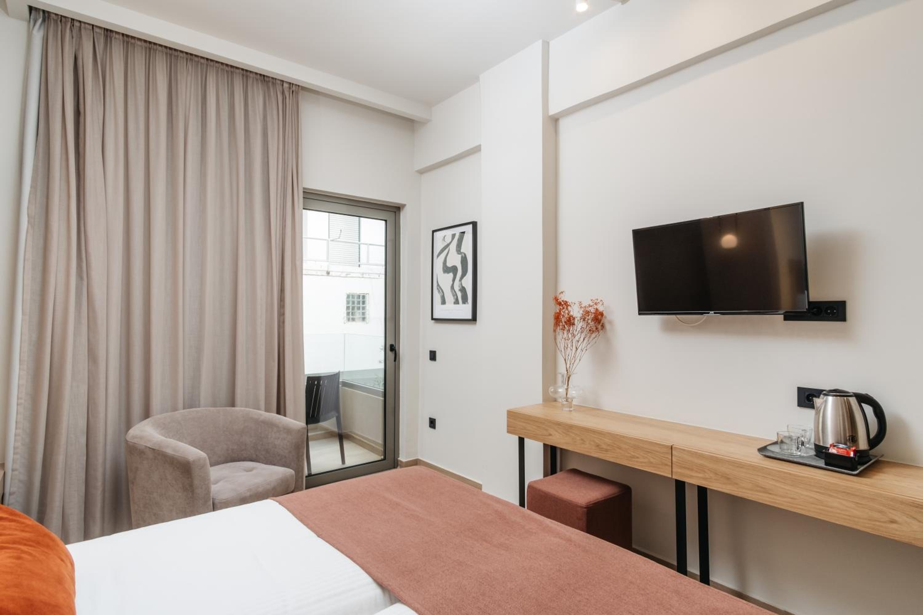 Junior Suite with Pool View photo 2