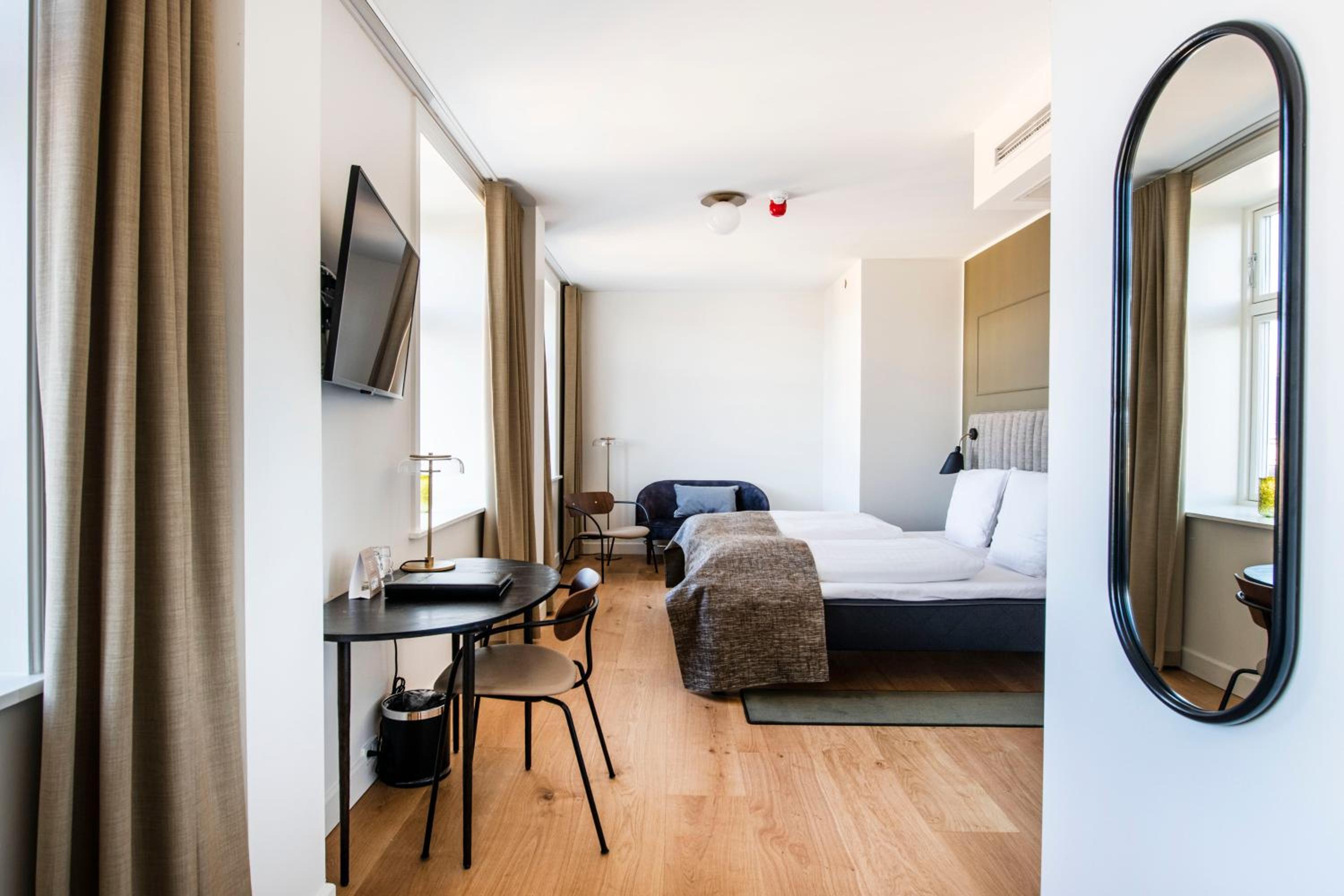 Two-Bedroom Suite thumbnail 5