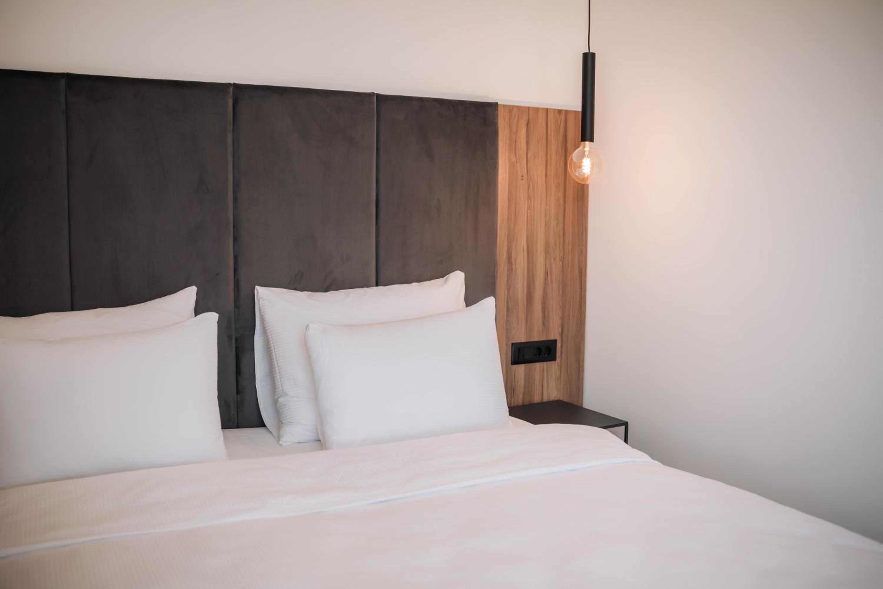 Standard Double or Twin Room - Photo 9