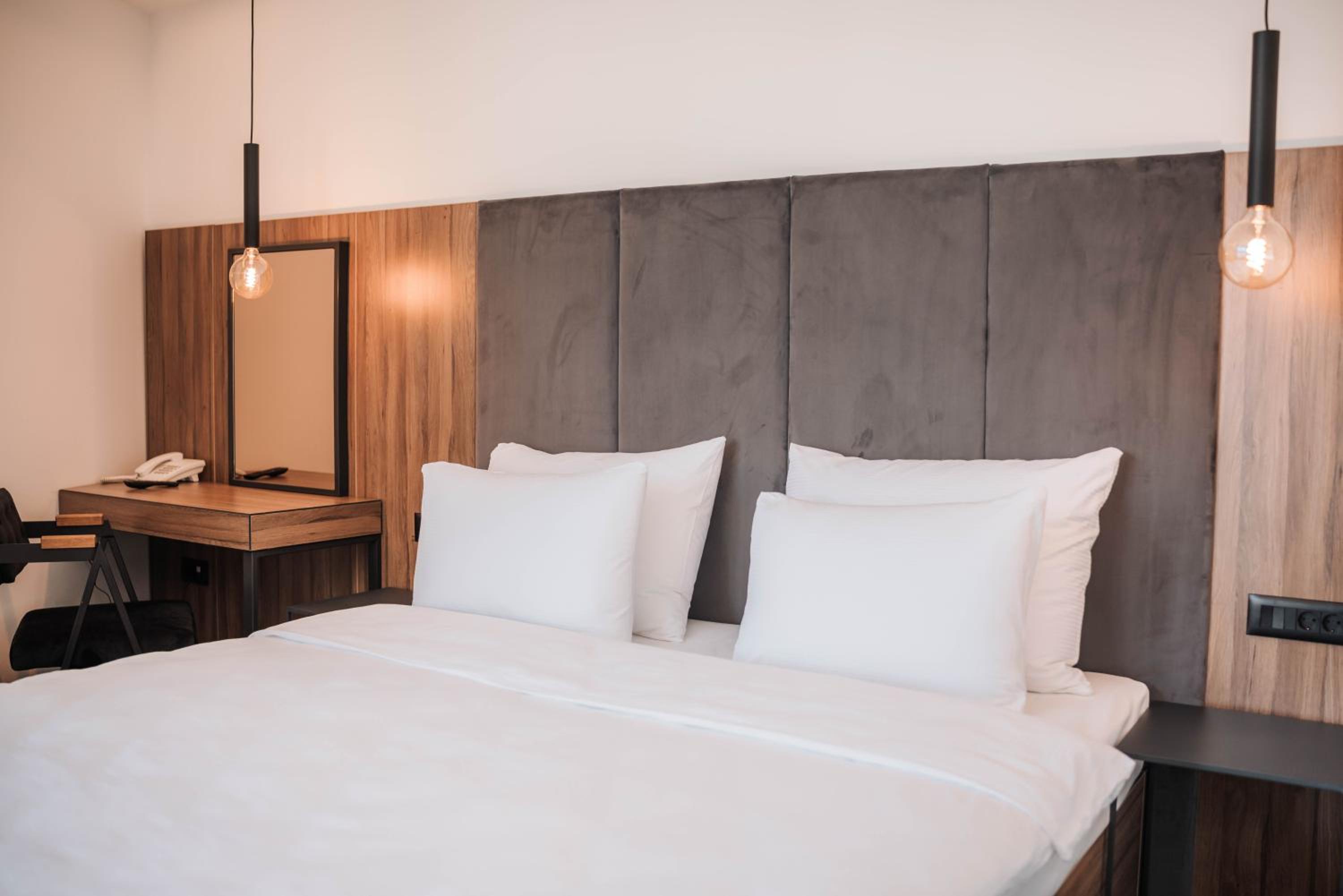 Standard Double or Twin Room - Photo 11