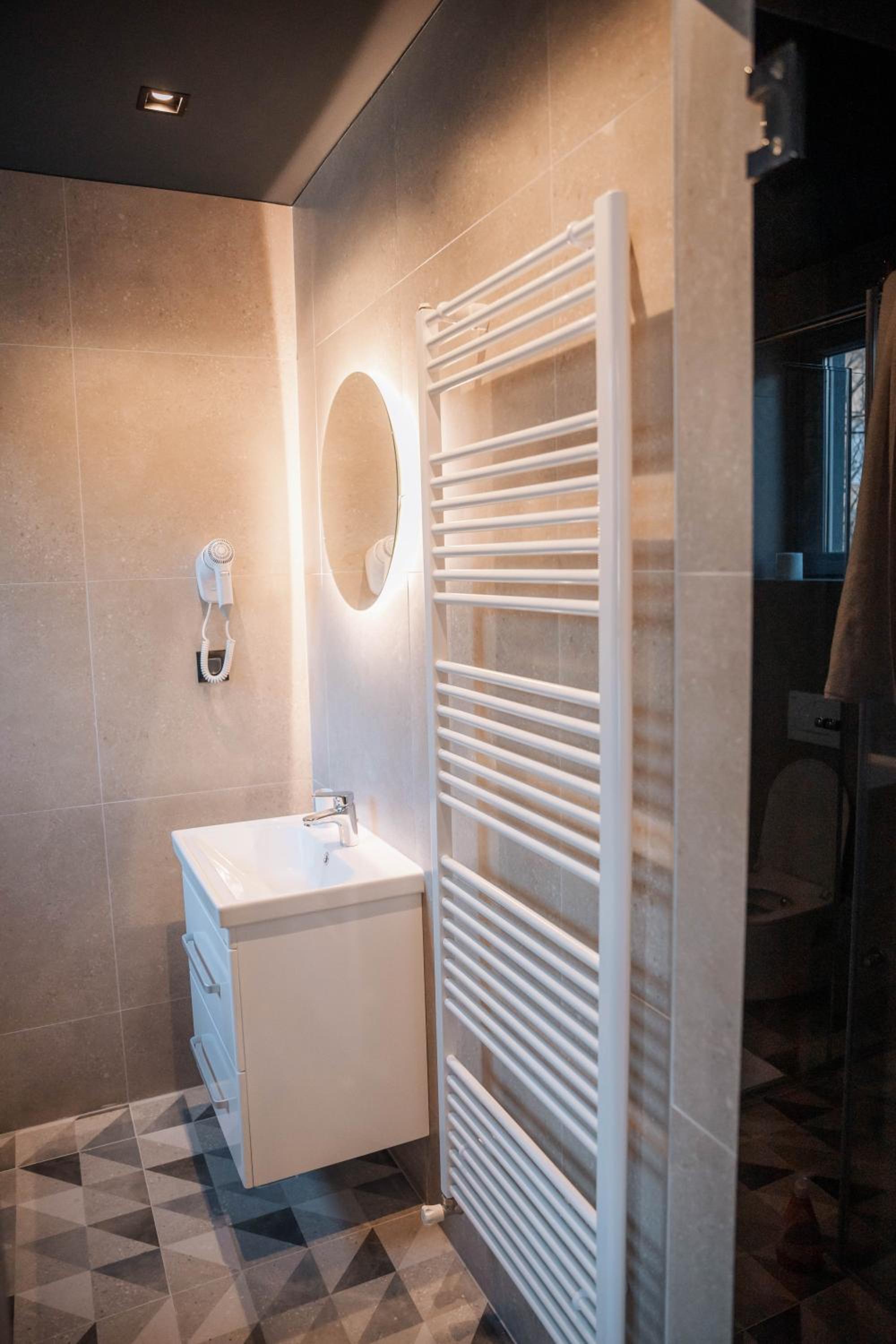 Standard Double or Twin Room - Photo 12