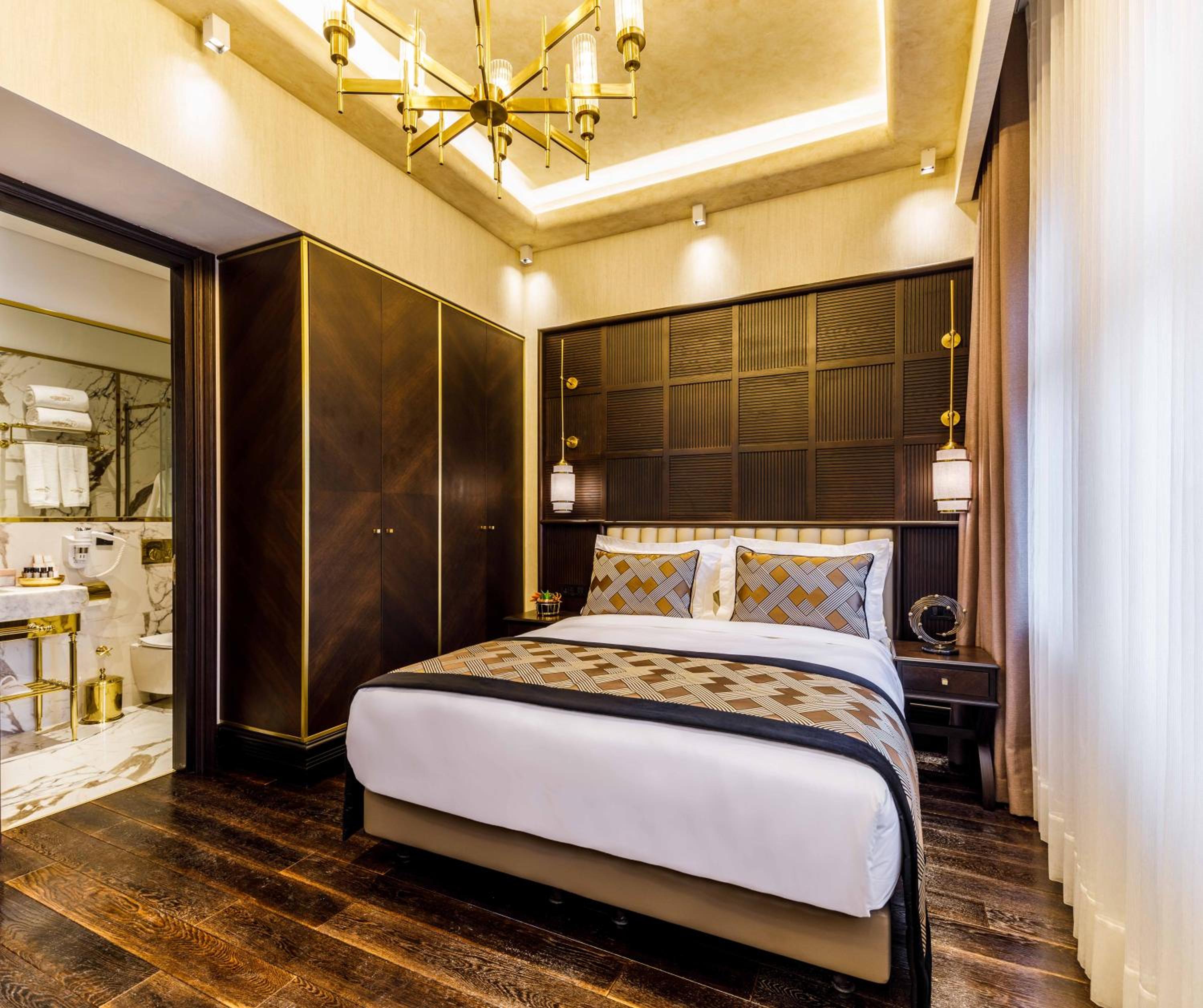 Deluxe Double Room with Balcony thumbnail 5