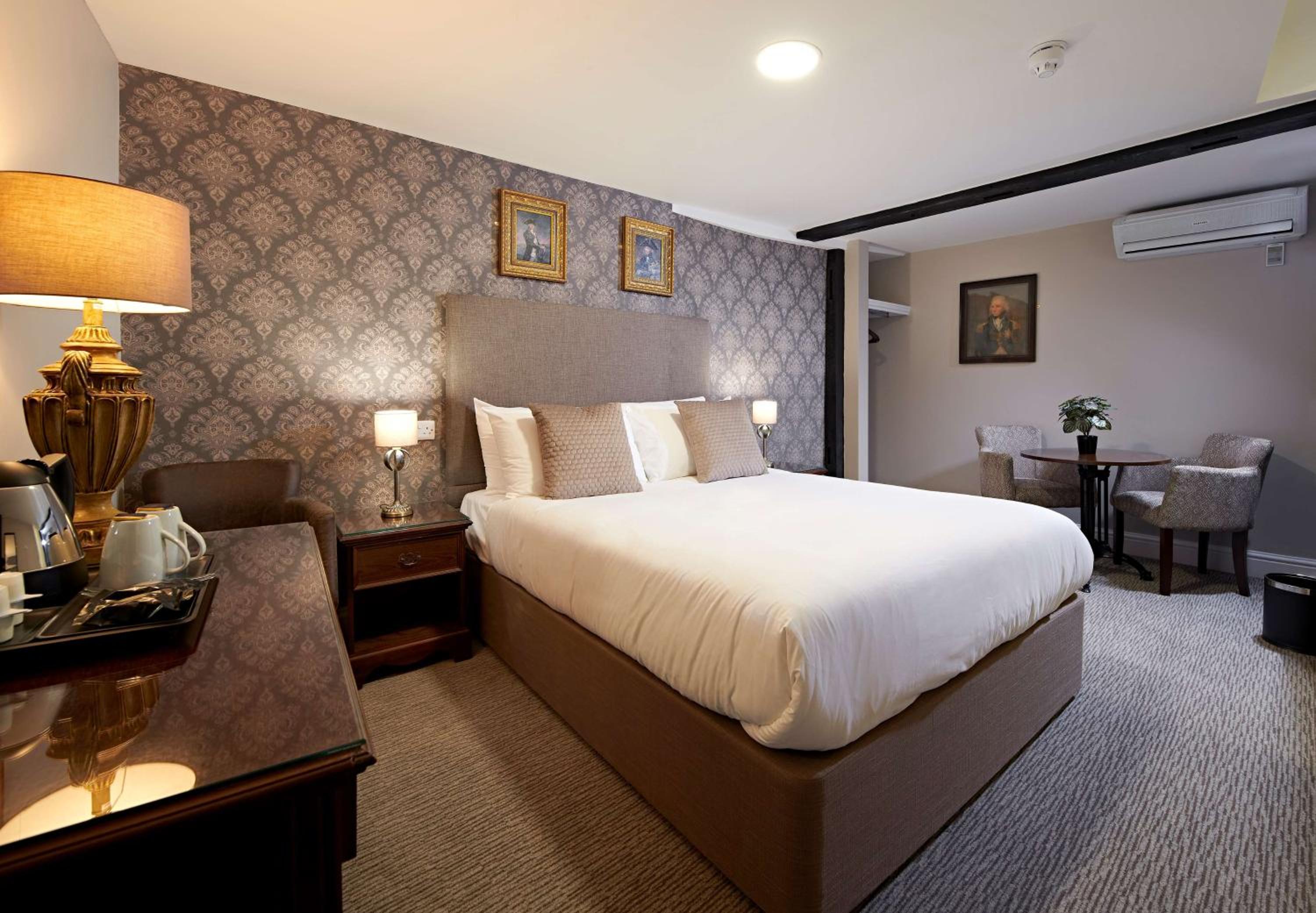 Deluxe King Room - Non-Smoking - Photo 1