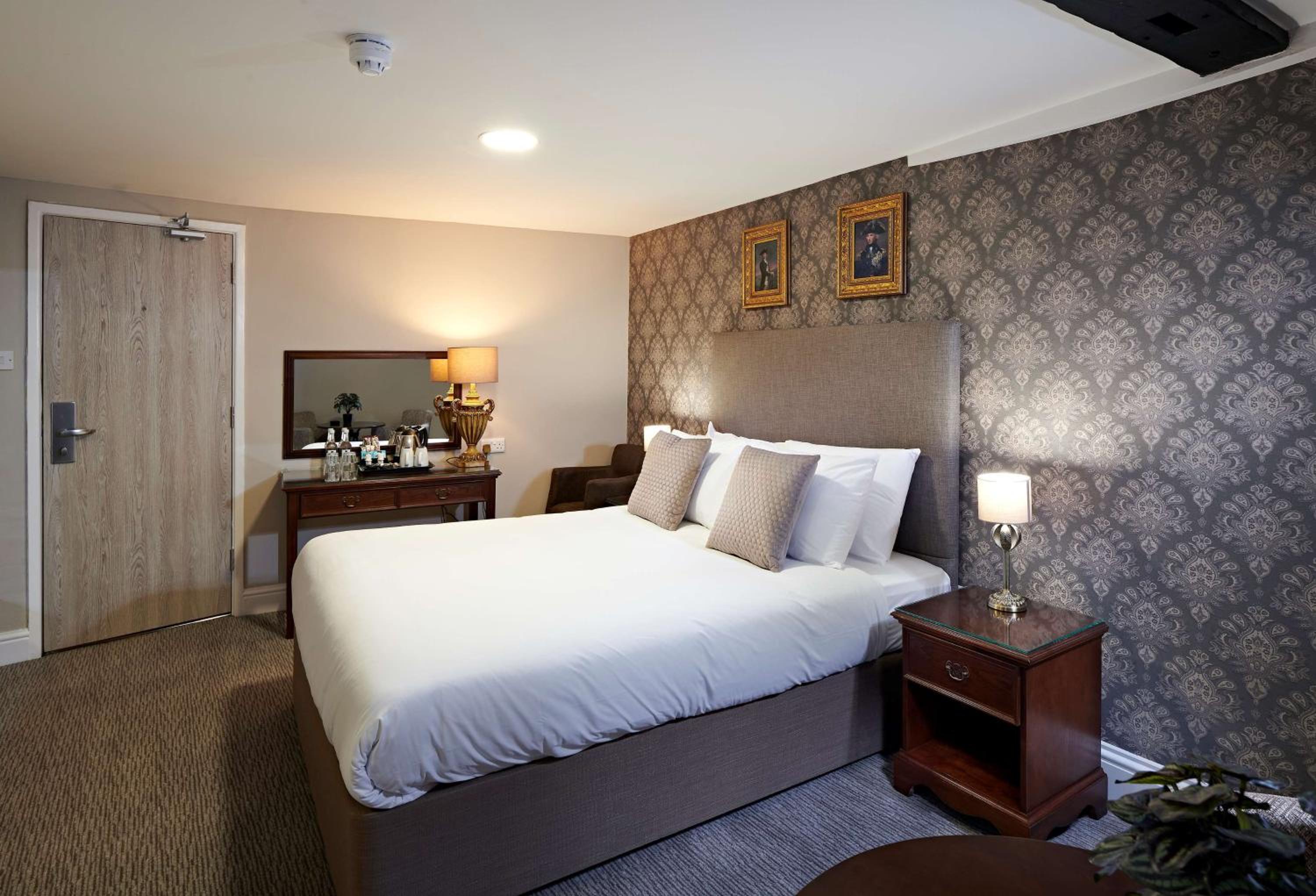 Deluxe King Room - Non-Smoking - Photo 2