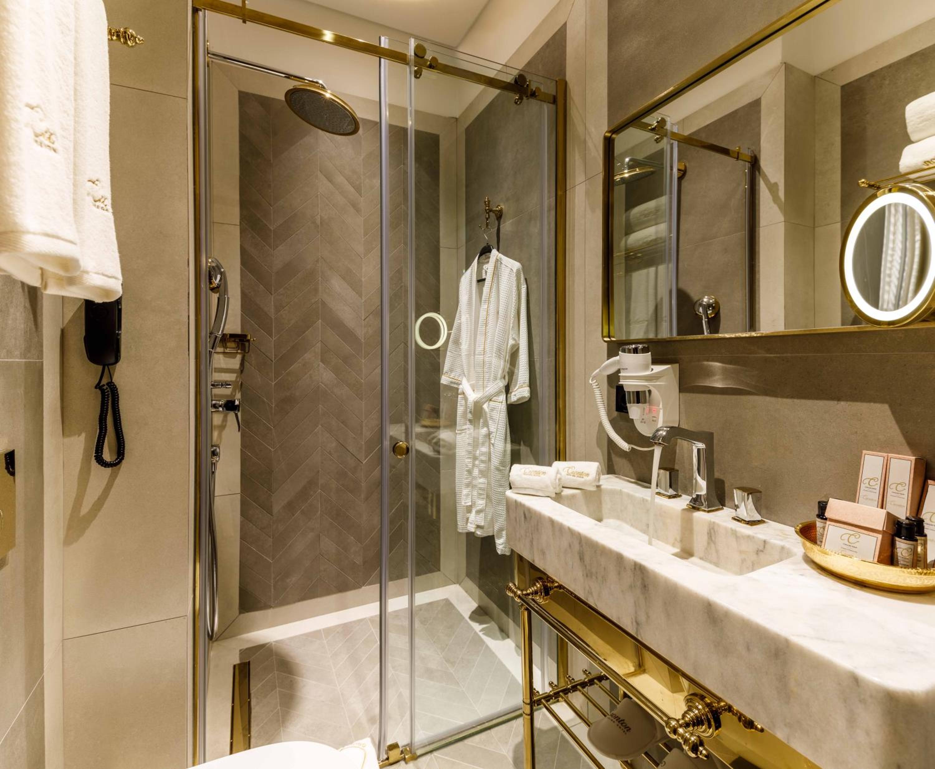 Deluxe Double Room (2 Adults + 1 Child) thumbnail 6