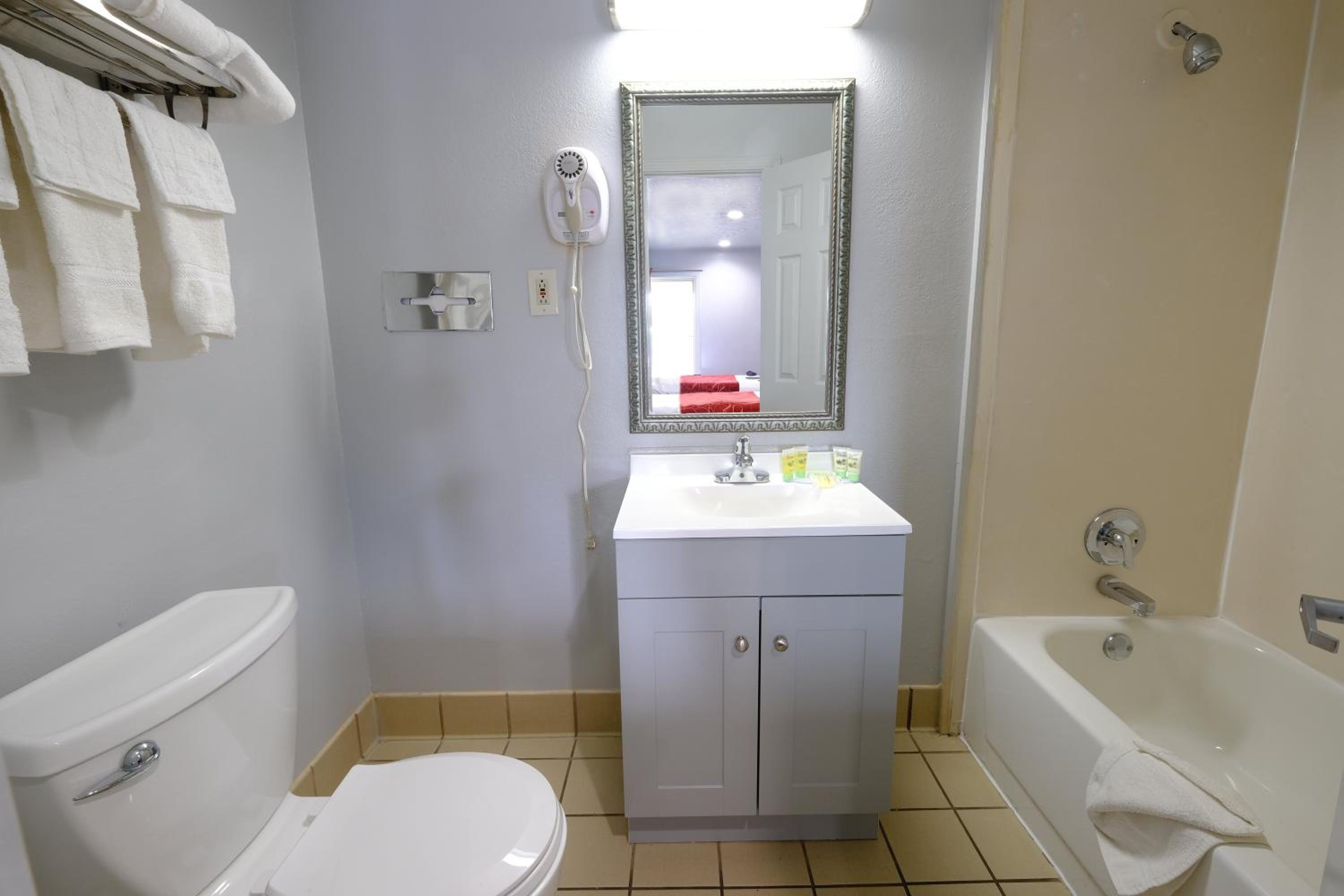 Double Room with Two Double Beds - Non-Smoking - Photo 4