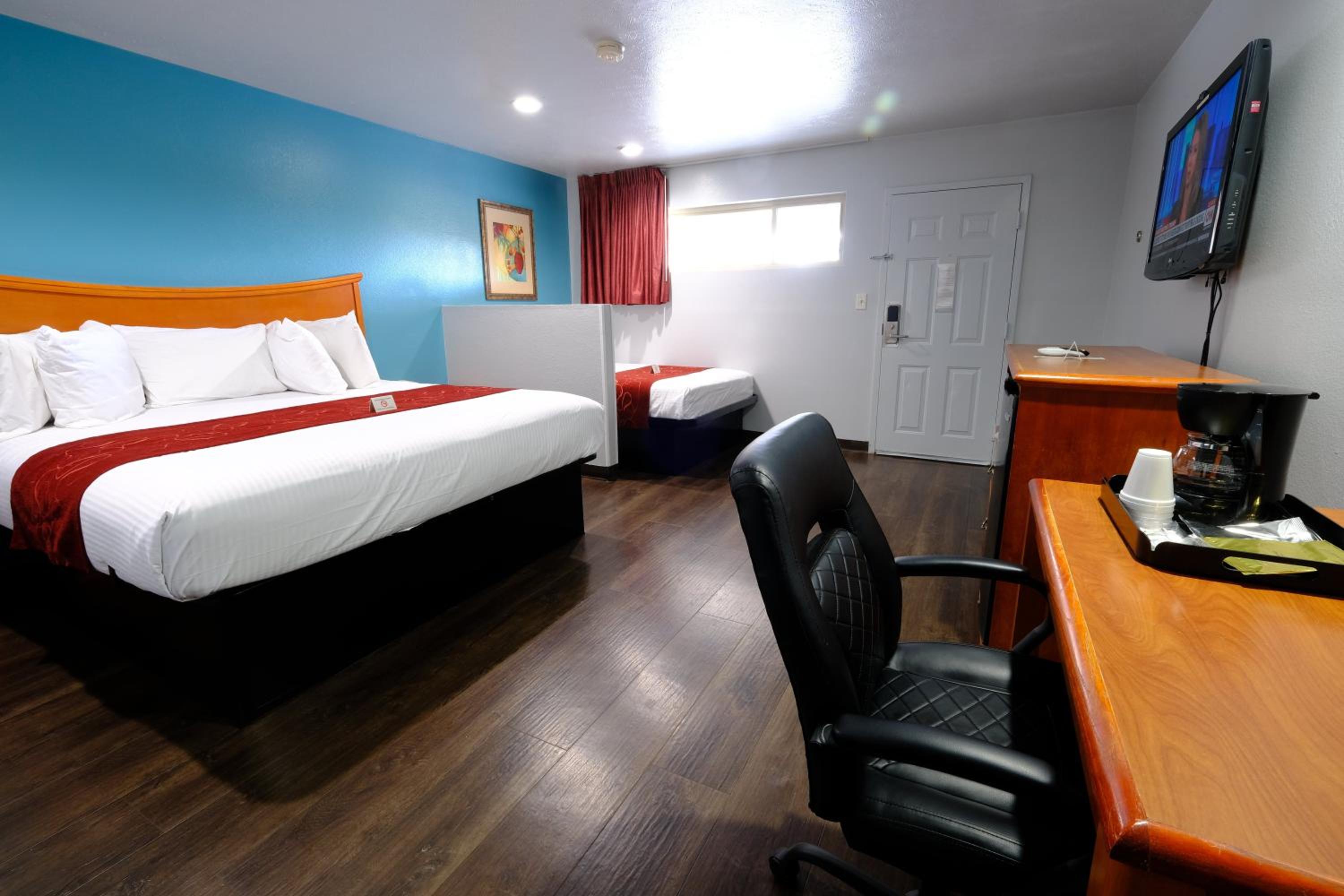 1 King with Double Mini suite Nonsmoking - Photo 5