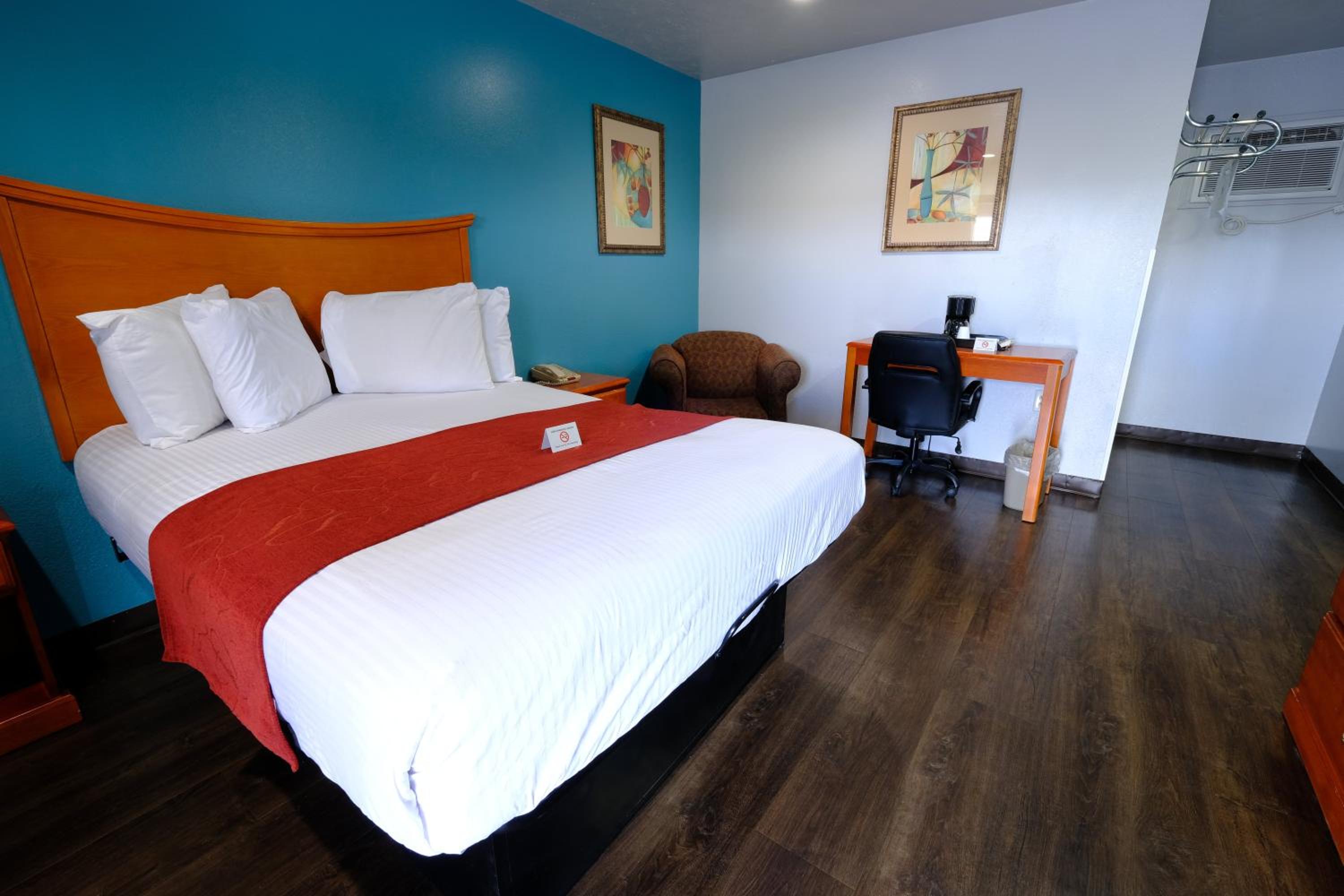 Queen Room - Non-Smoking - Photo 1