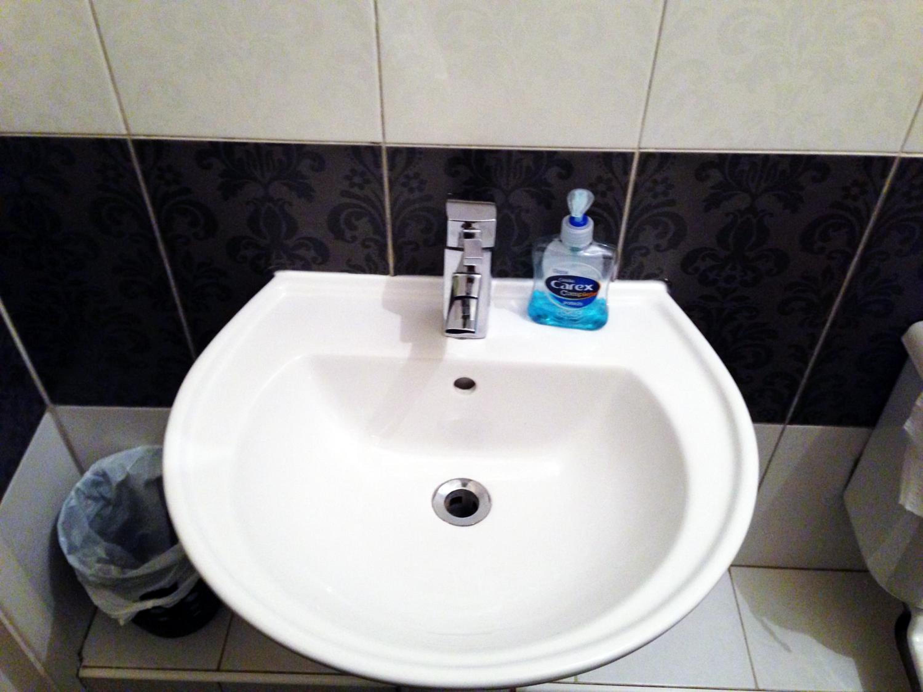 Twin Room - Photo 7