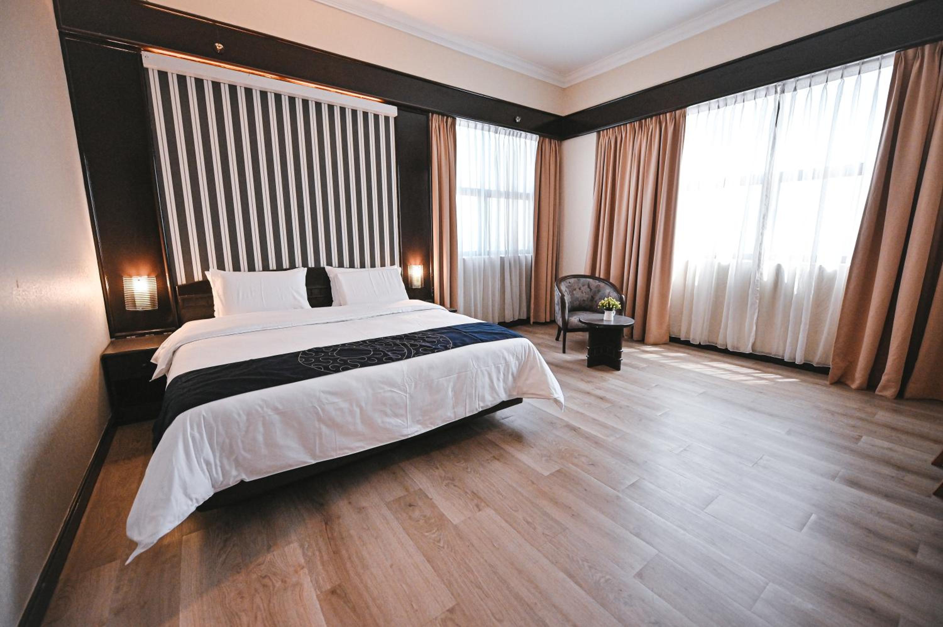 Superior King Room - Photo 3