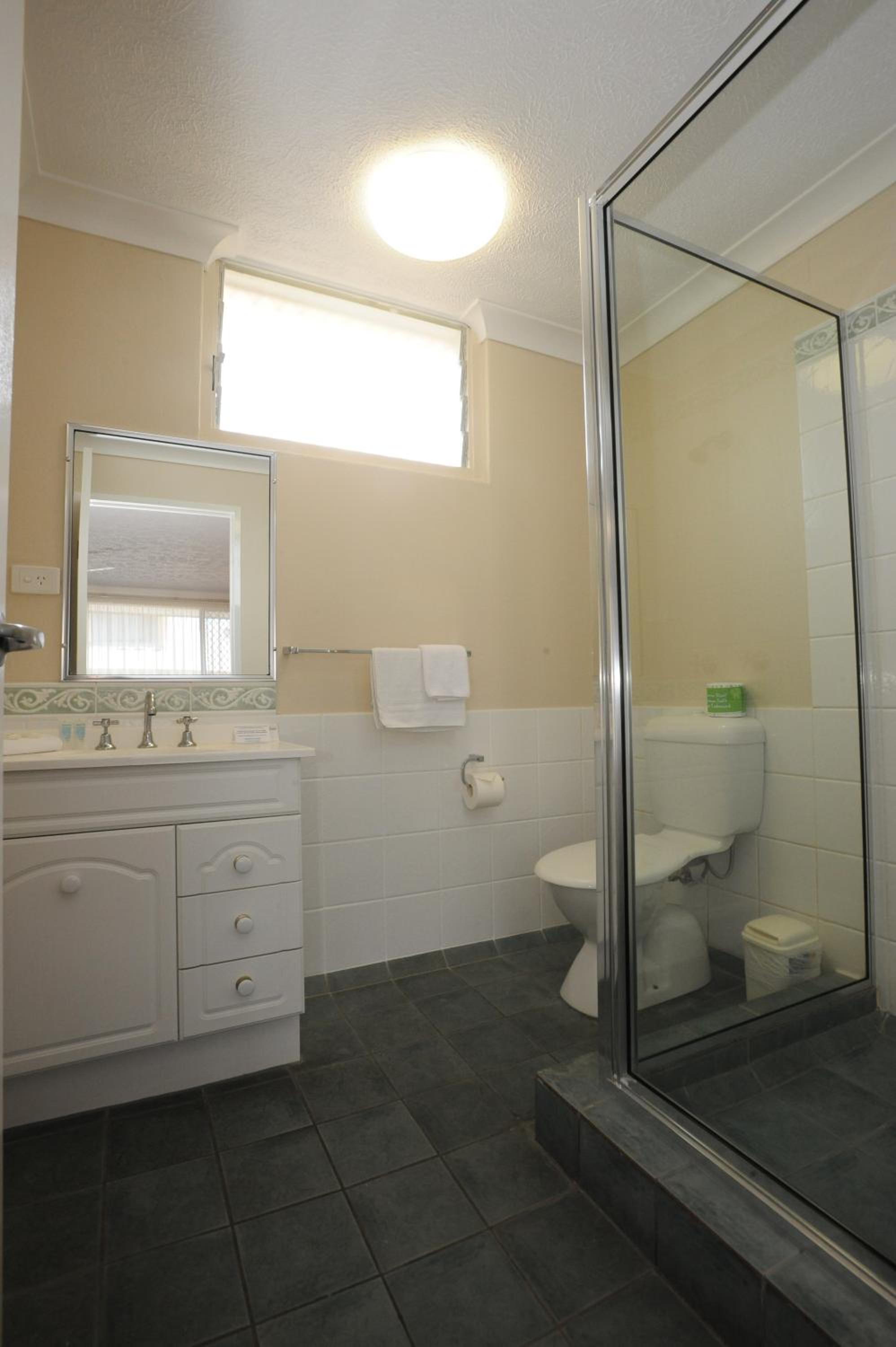 Standard Twin Room with Kitchenette - Not pet friendly photo 3