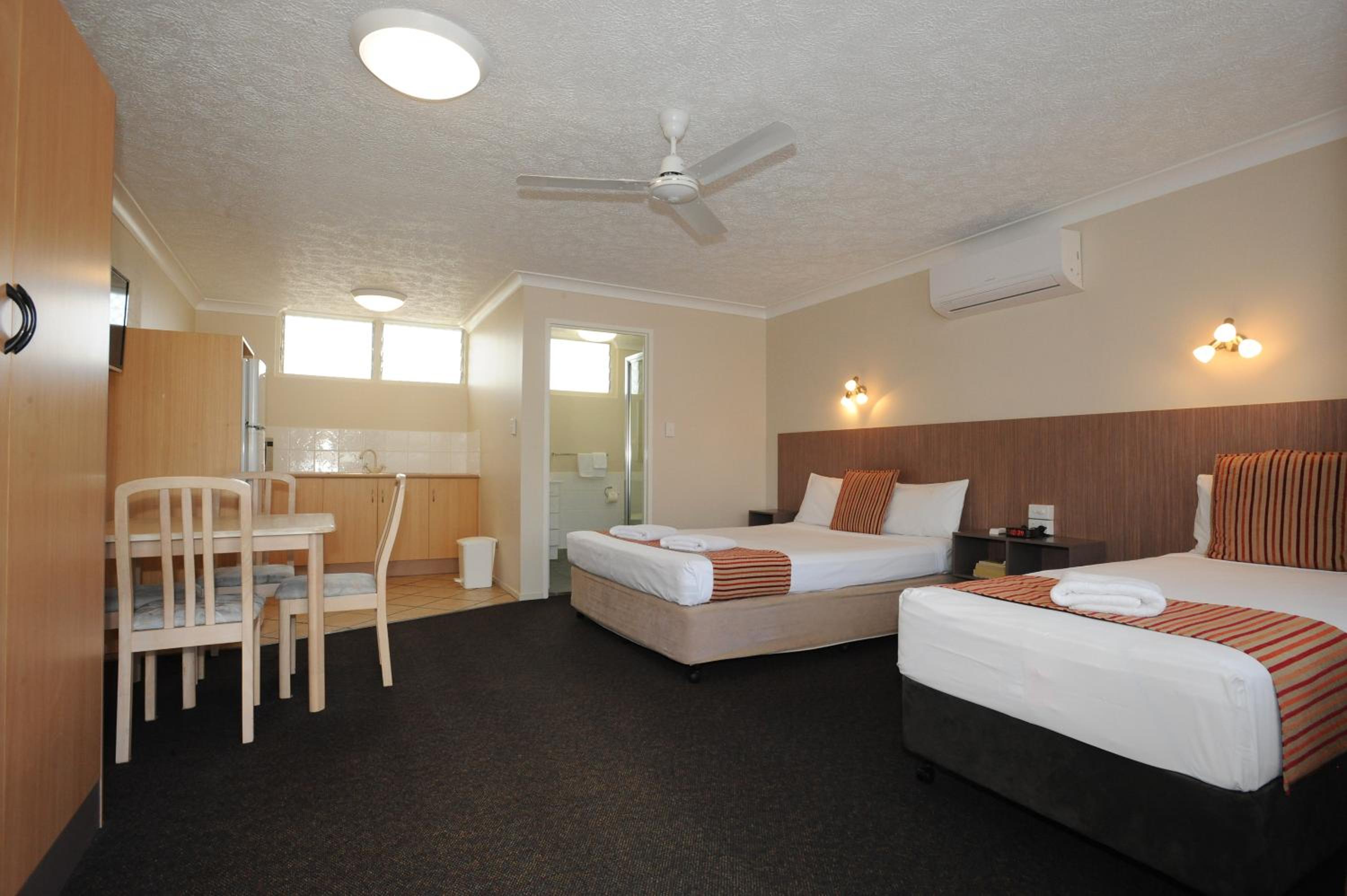 Standard Twin Room with Kitchenette - Not pet friendly photo 2