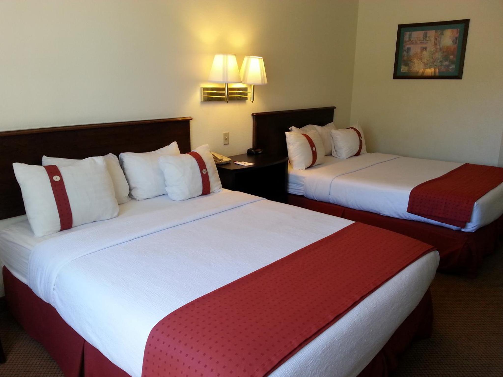Queen Room with Two Queen Beds - Non-Smoking - Photo 3