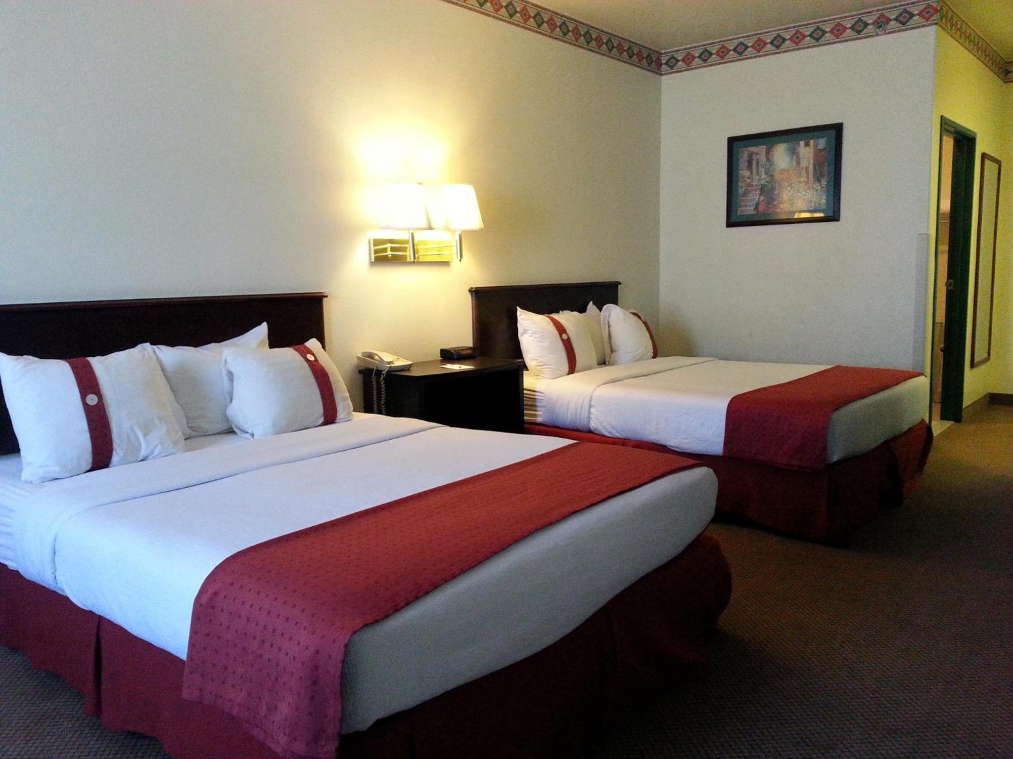 Queen Room with Two Queen Beds - Non-Smoking - Photo 4