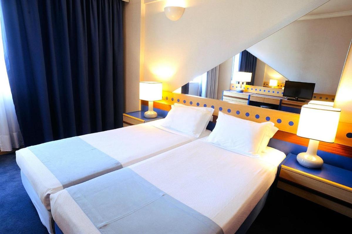 Twin Room - Photo 3
