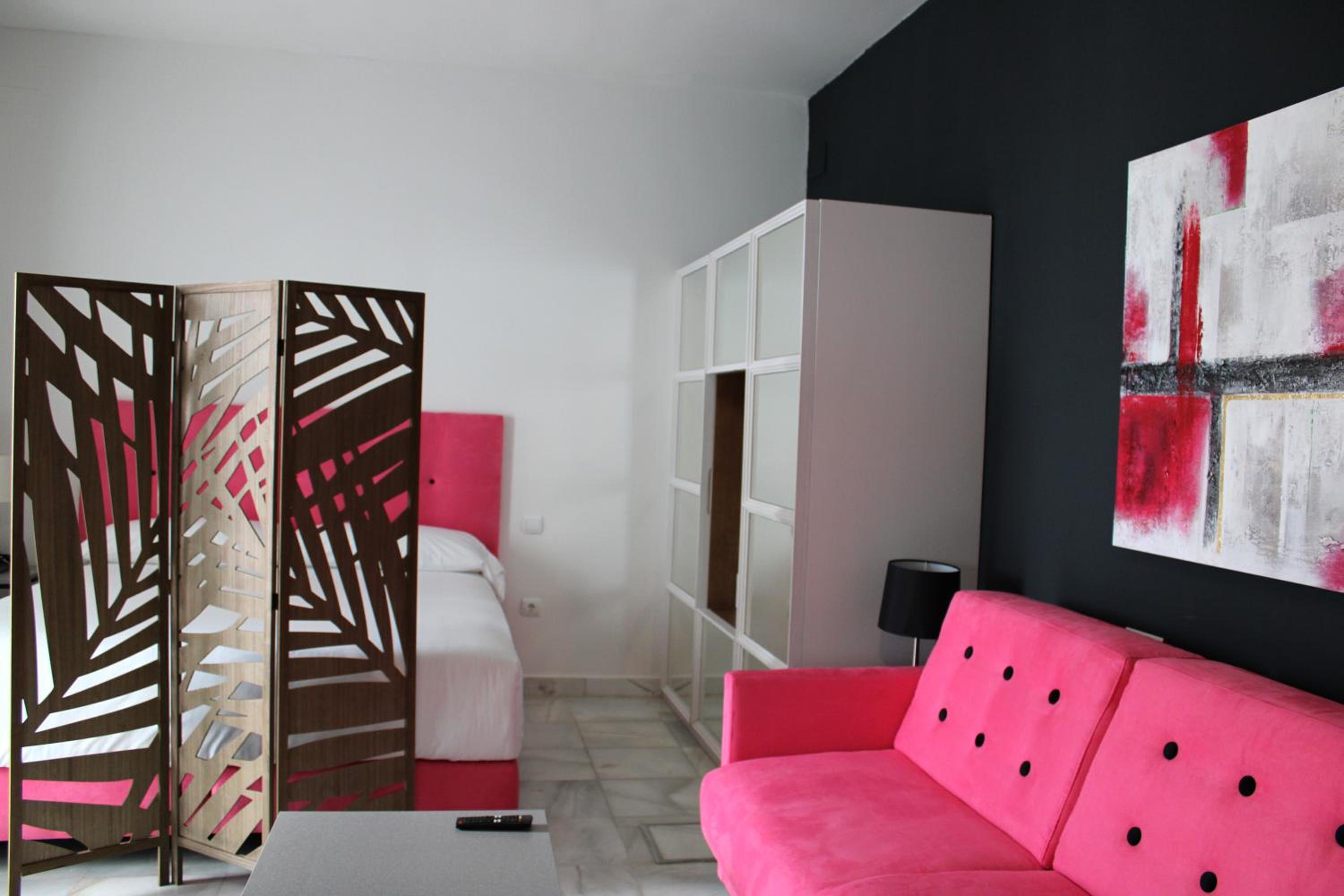 Studio Apartment - Photo 1