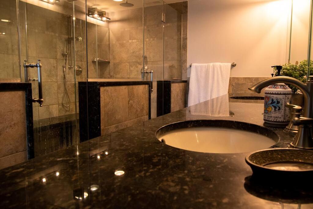 Eight-Bedroom House photo 1