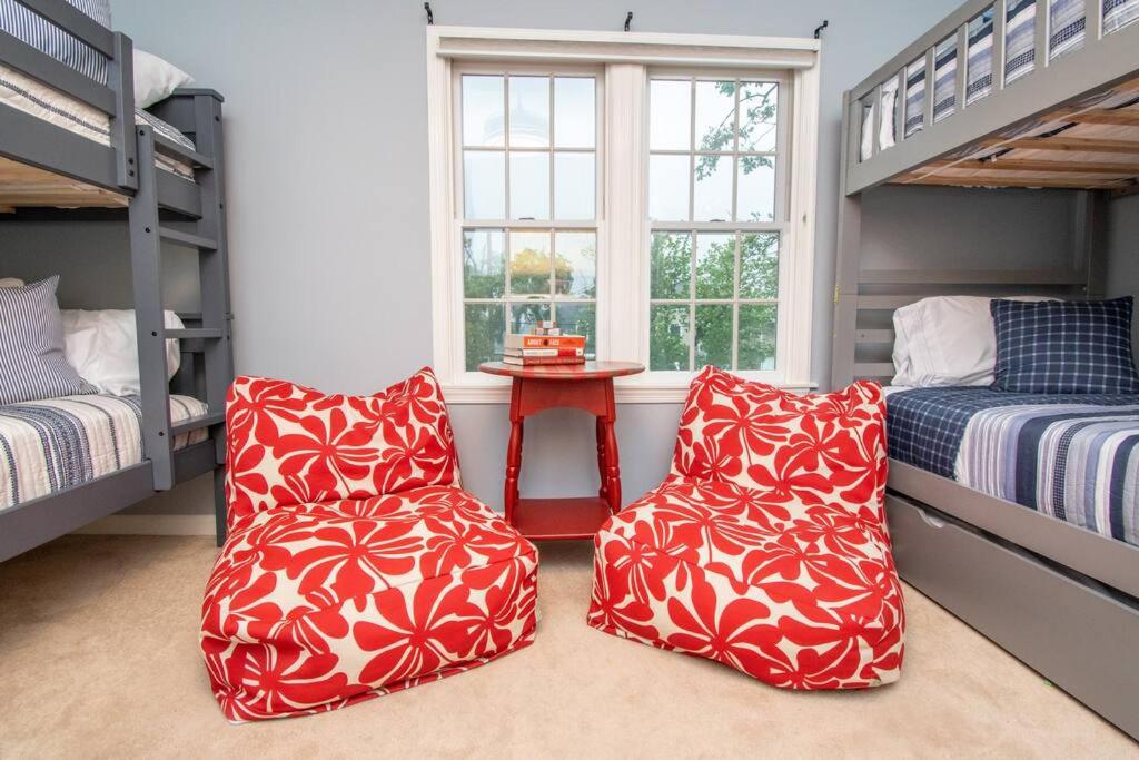 Eight-Bedroom House photo 3
