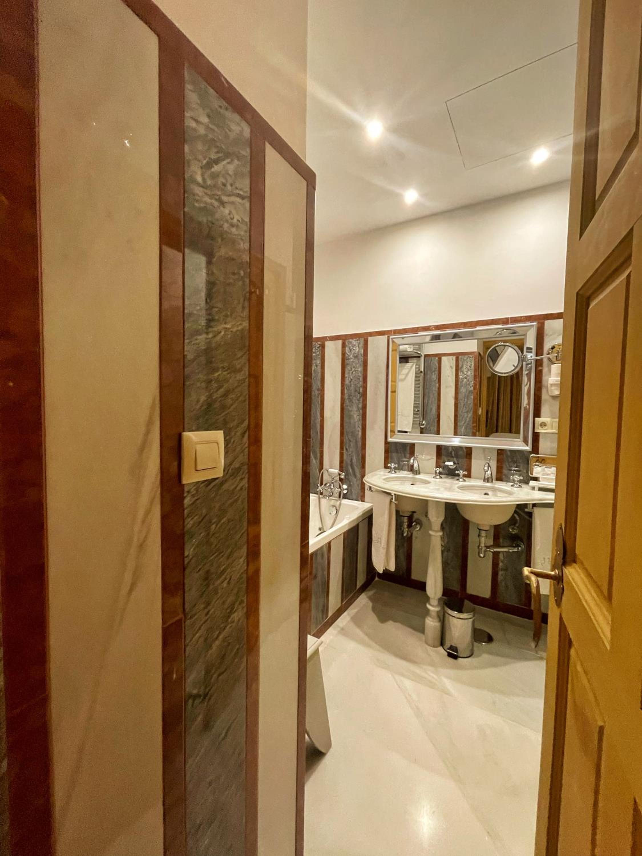Classic Double or Twin with Spa Bath - Photo 4