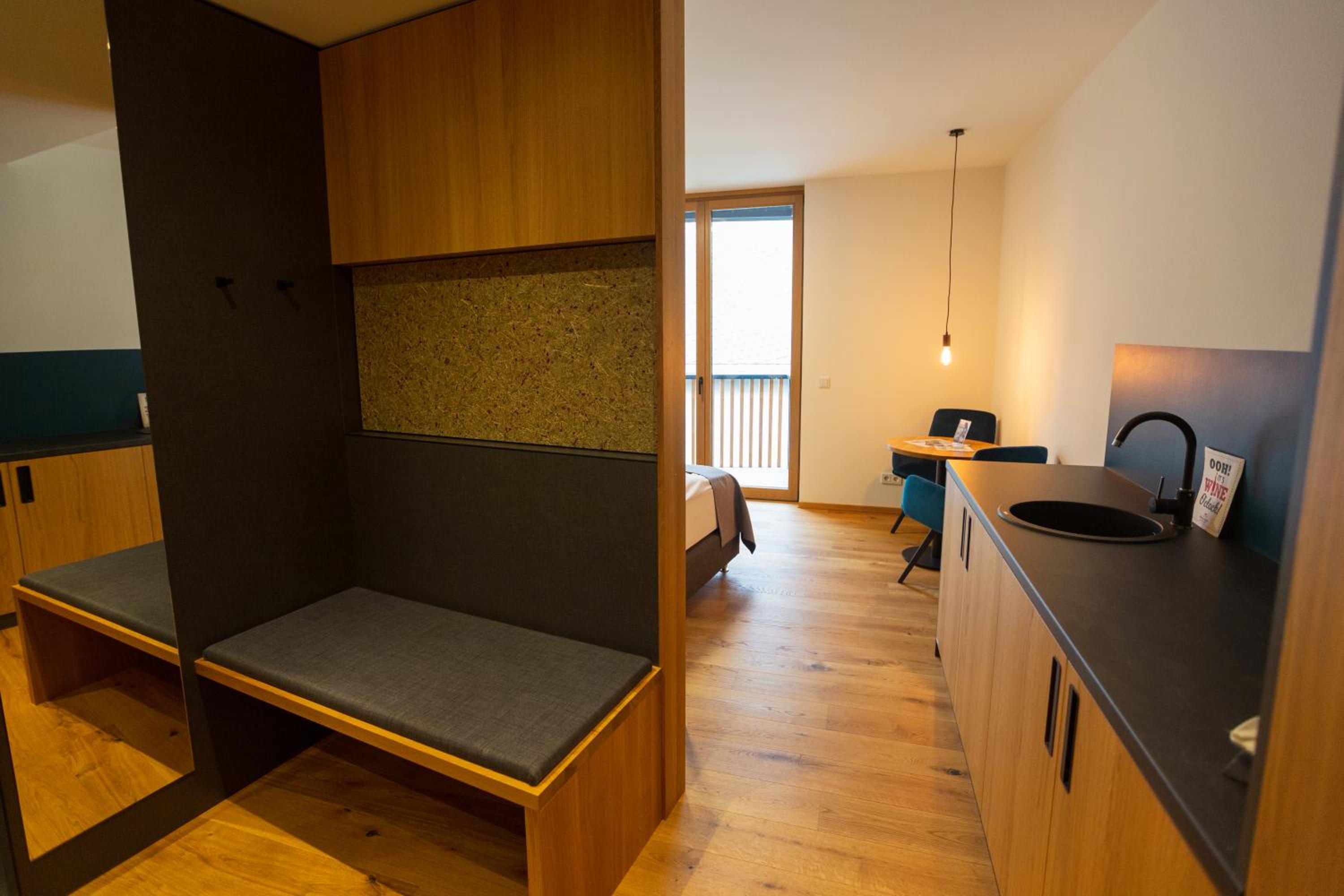 Double Room with Balcony - Photo 9