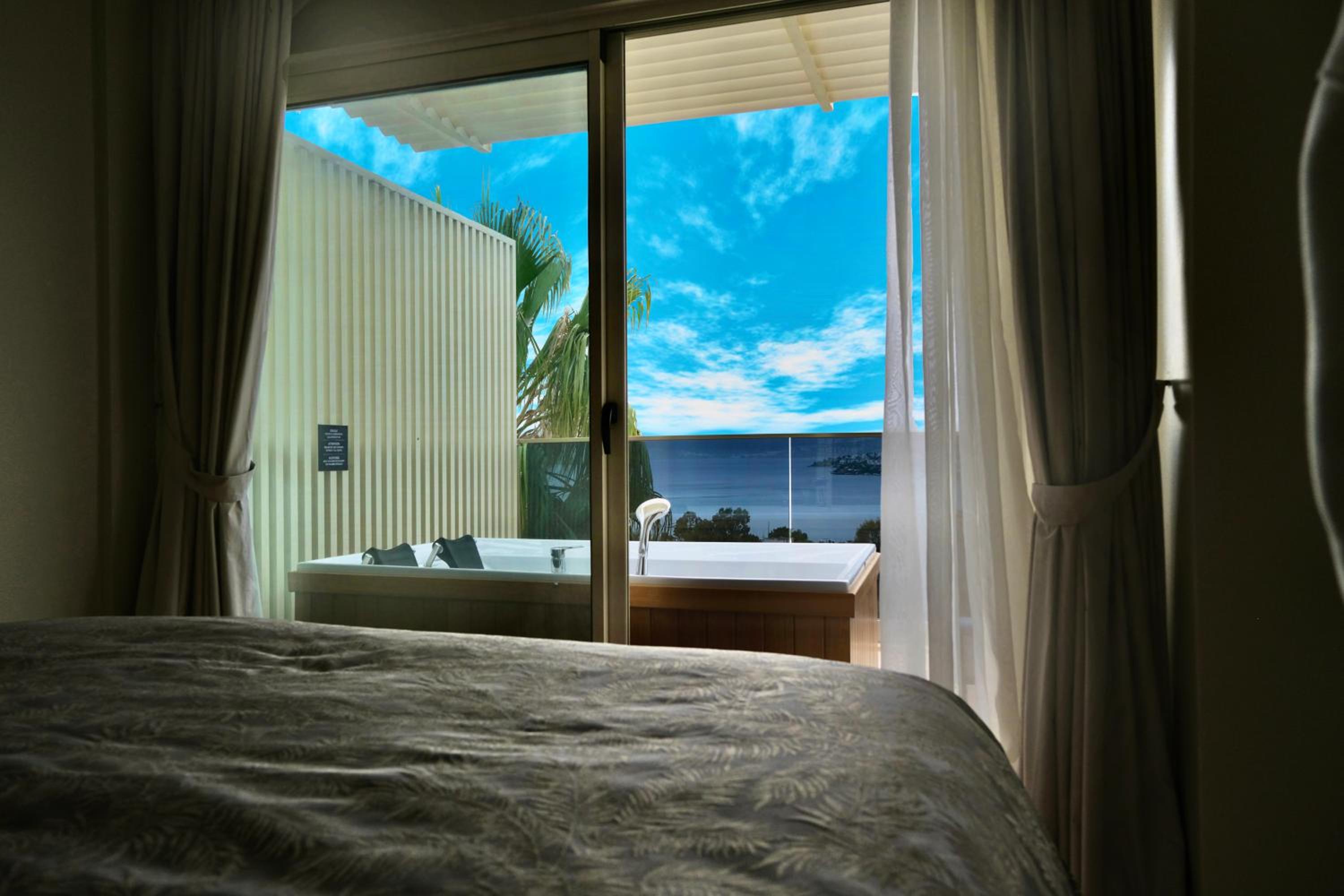 Deluxe Room - Photo 11