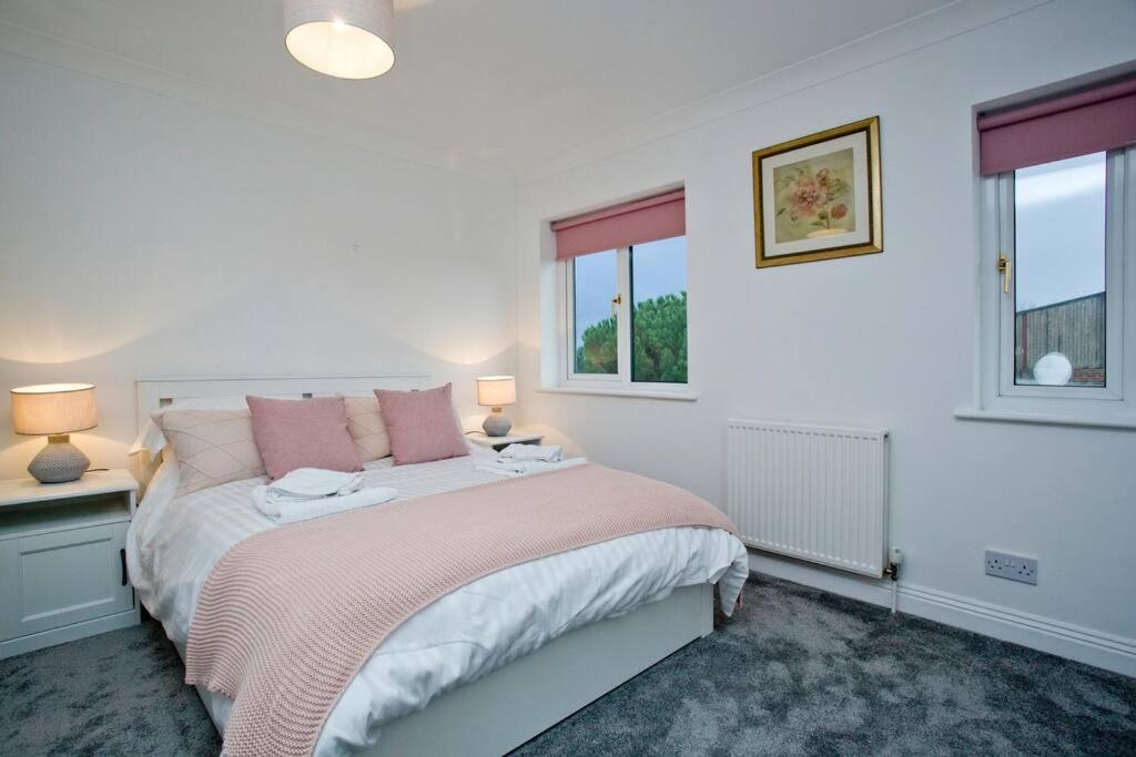 Five-Bedroom House photo 1