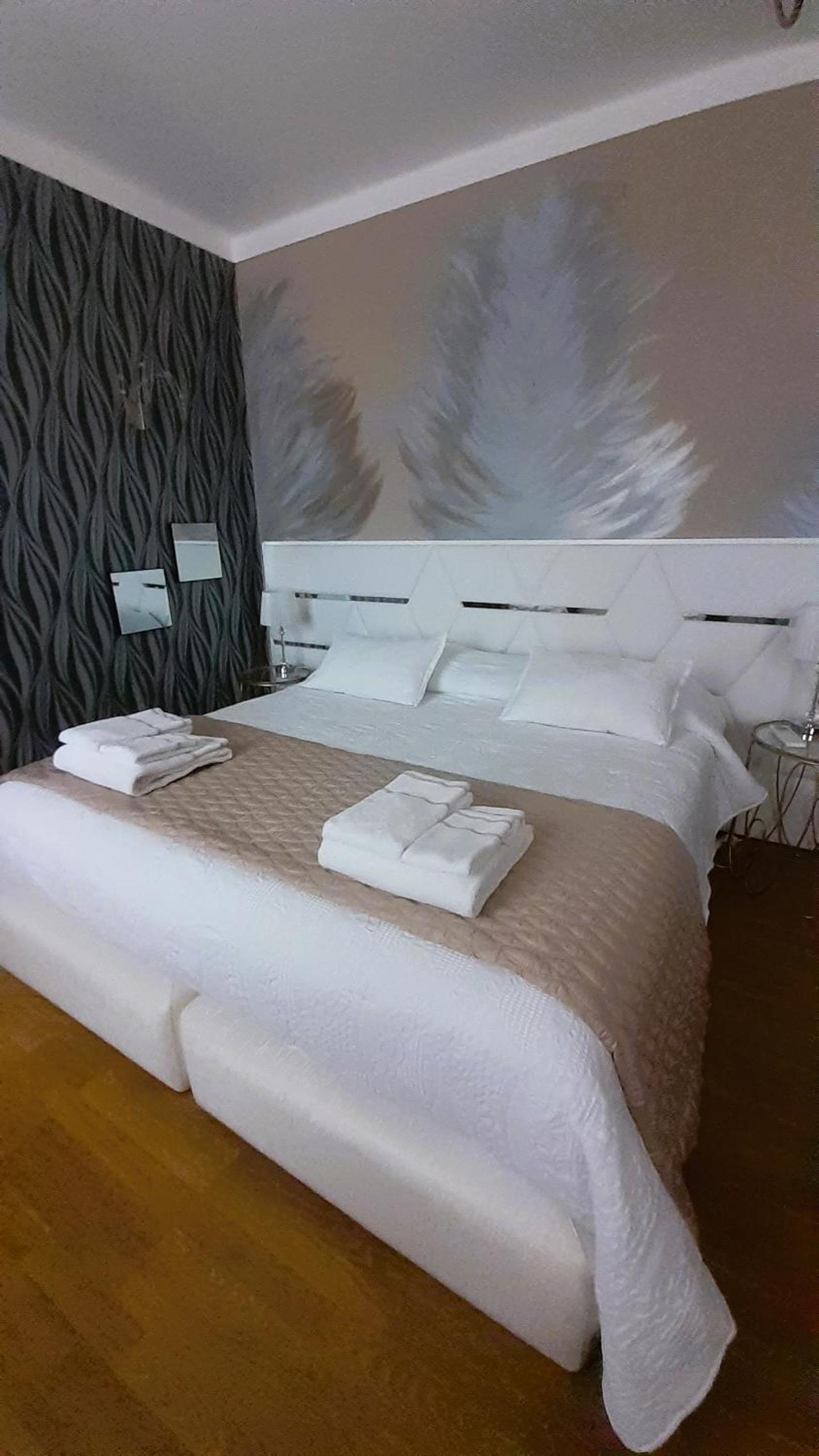 Double Room - Photo 8