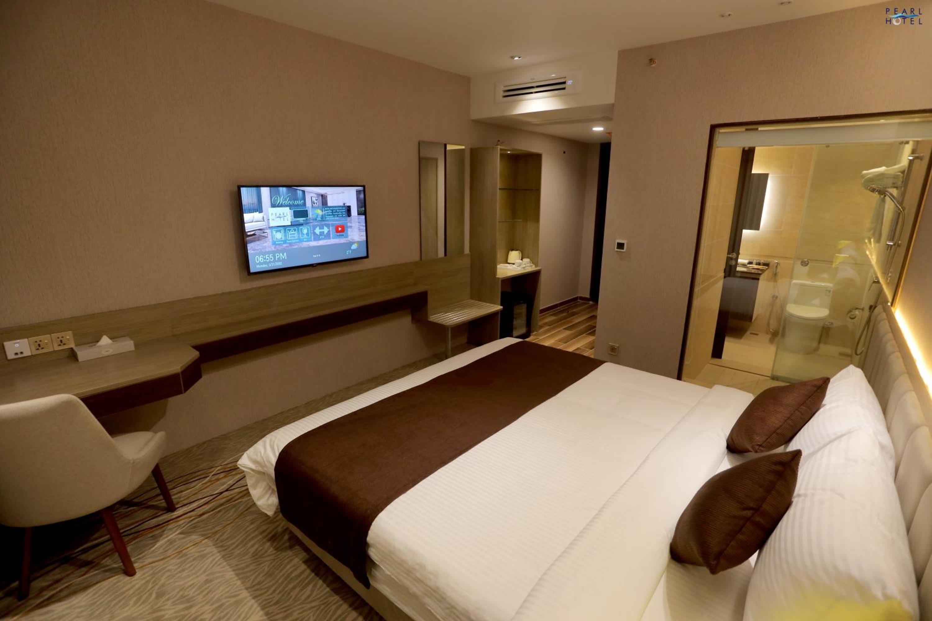 Deluxe King Room - Photo 7