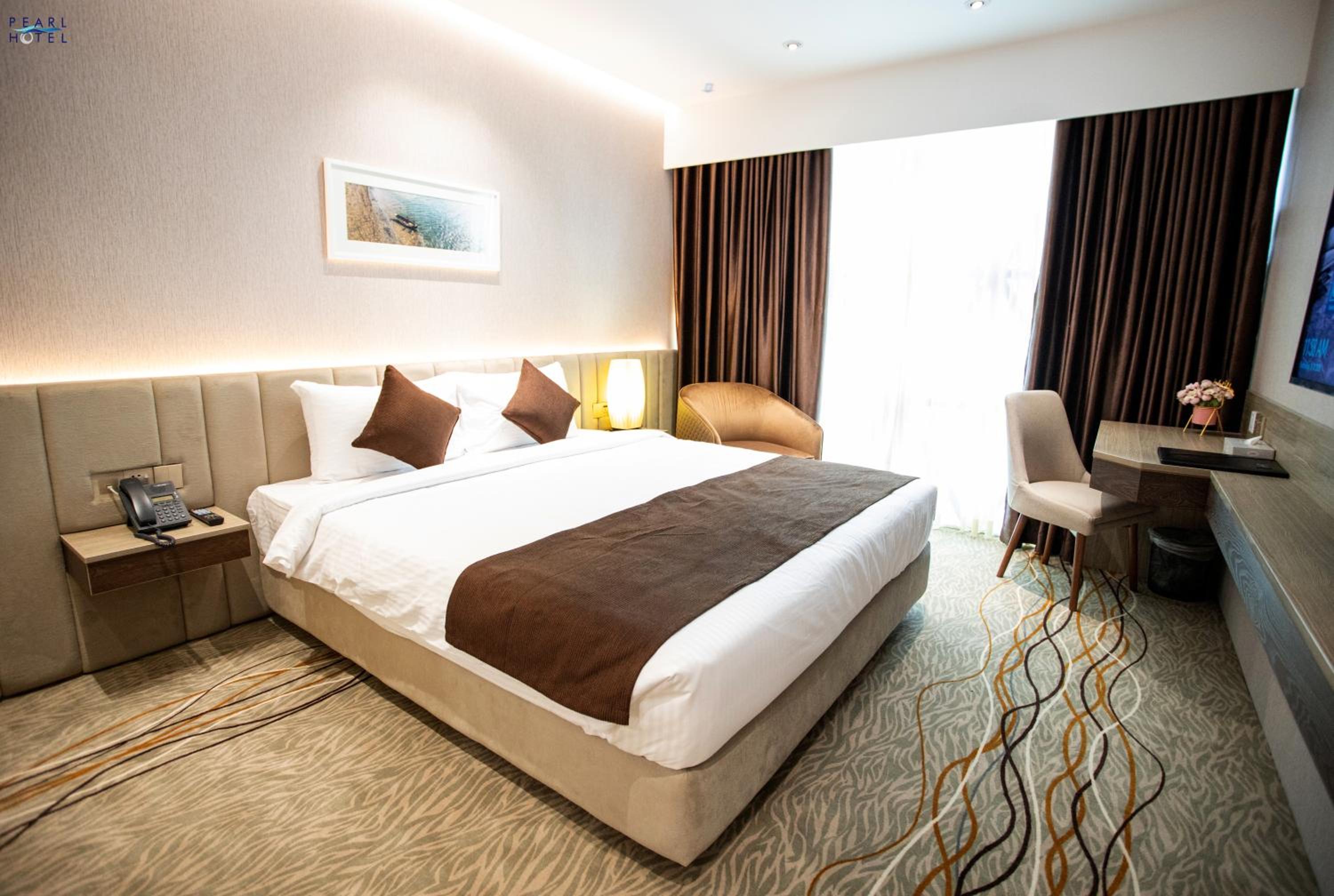 Deluxe King Room - Photo 9