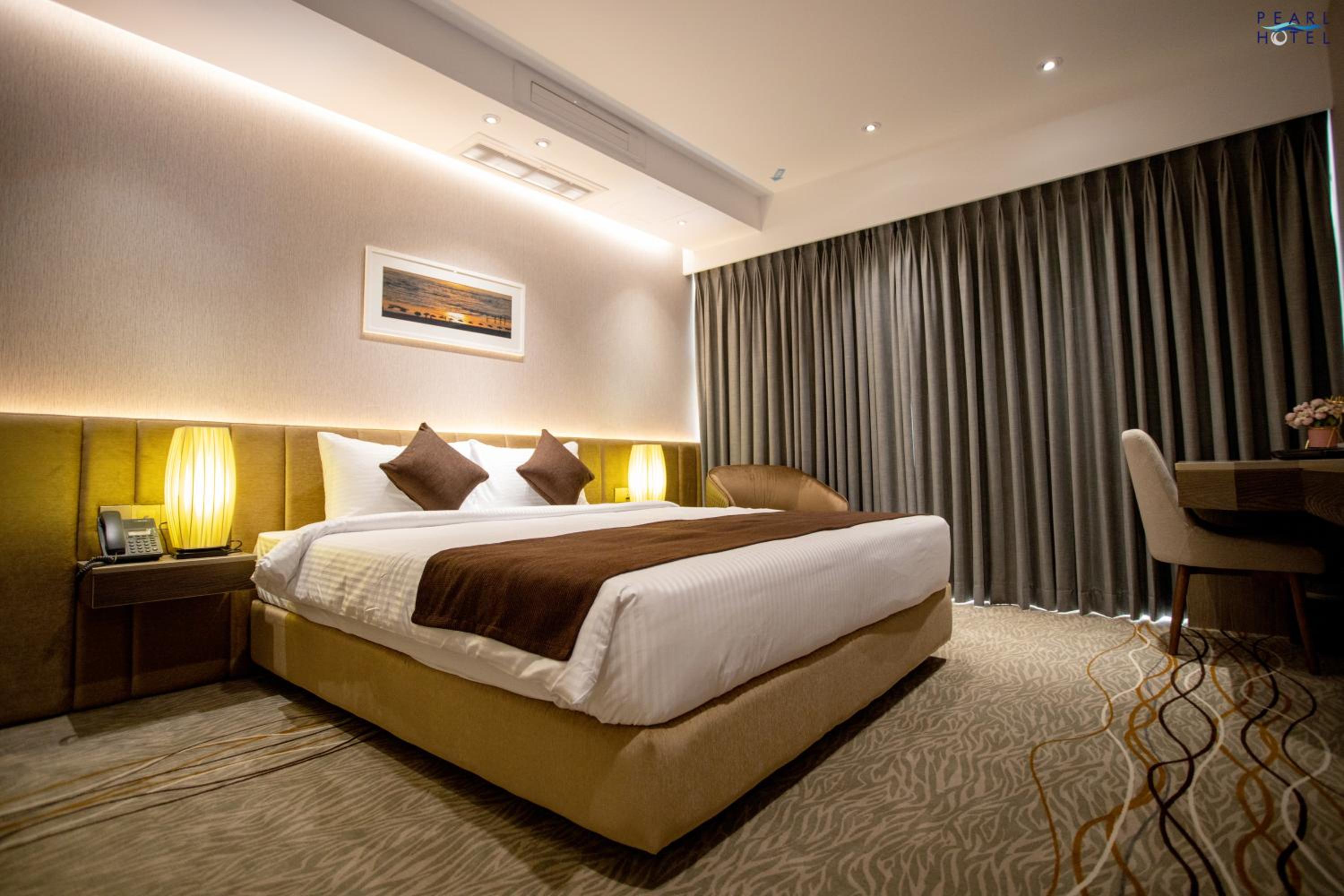 Deluxe King Room - Photo 8