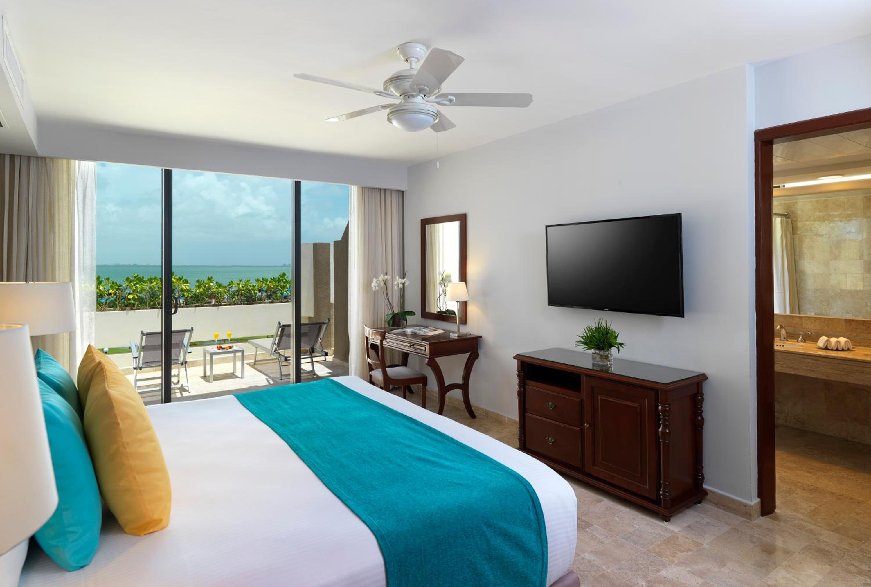Premium Master Suite Sunset View thumbnail 5