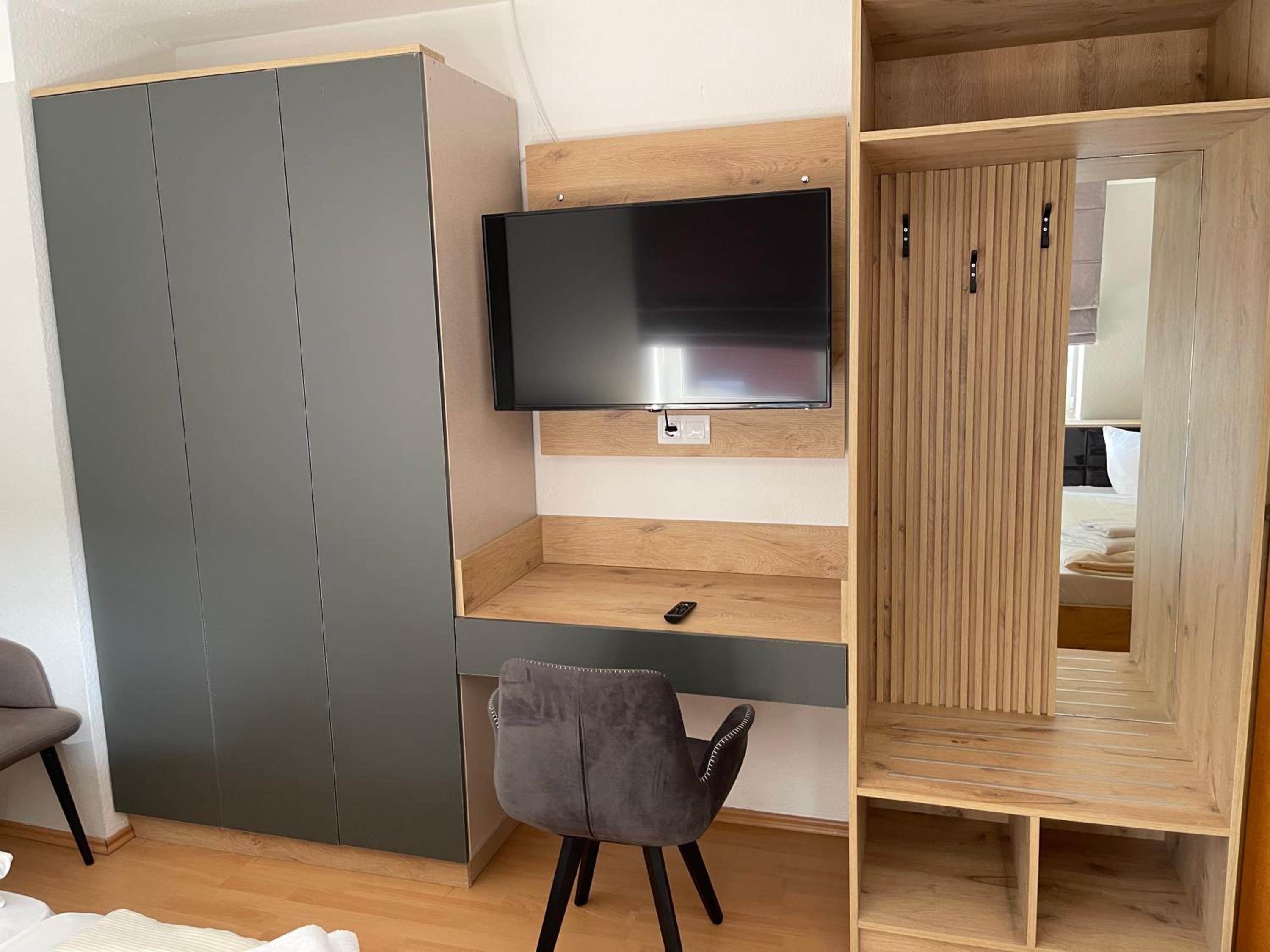 Apartment with Balcony - Photo 6