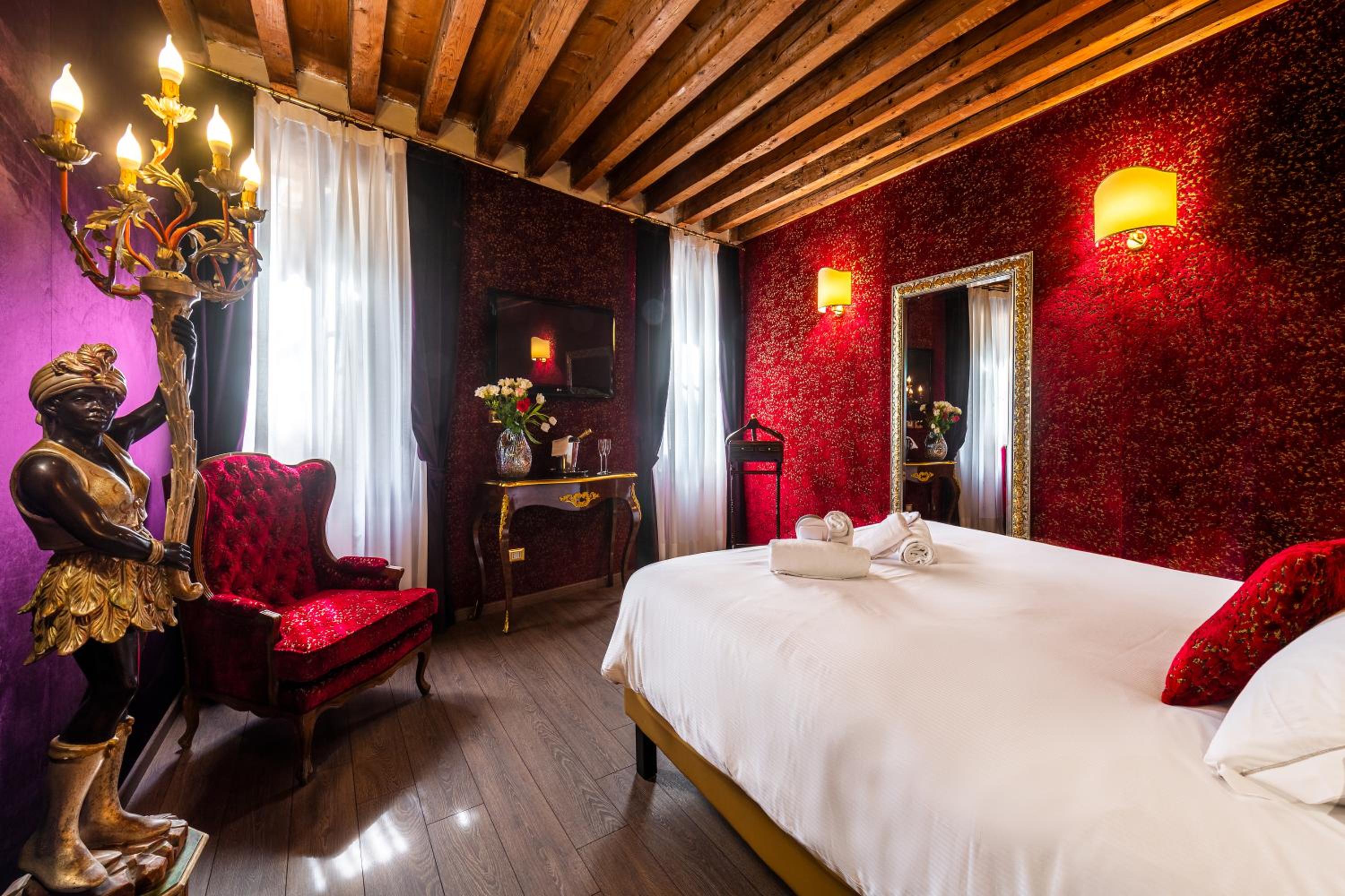 Superior Triple Room with Canal View photo 2