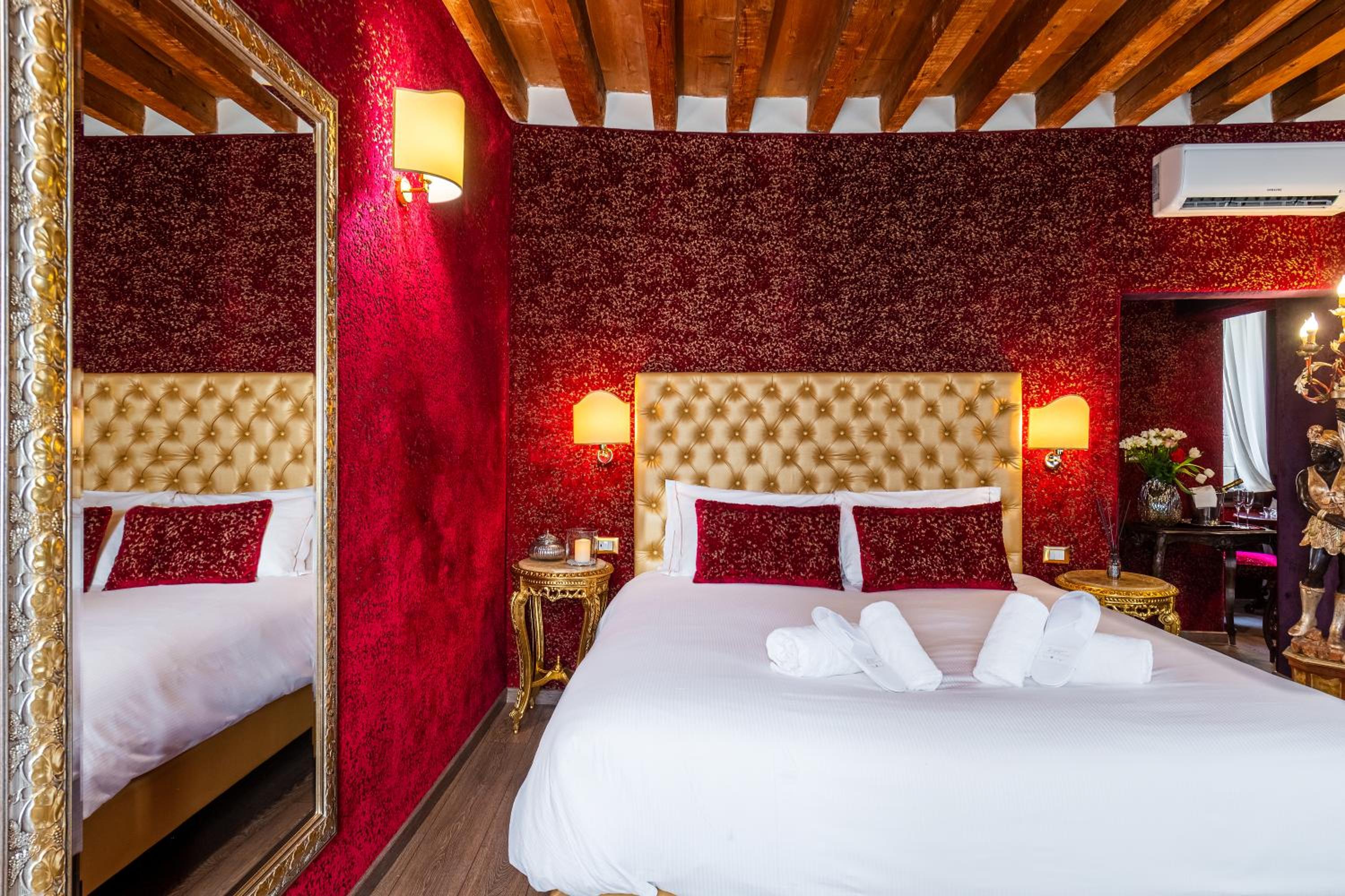 Superior Triple Room with Canal View photo 1