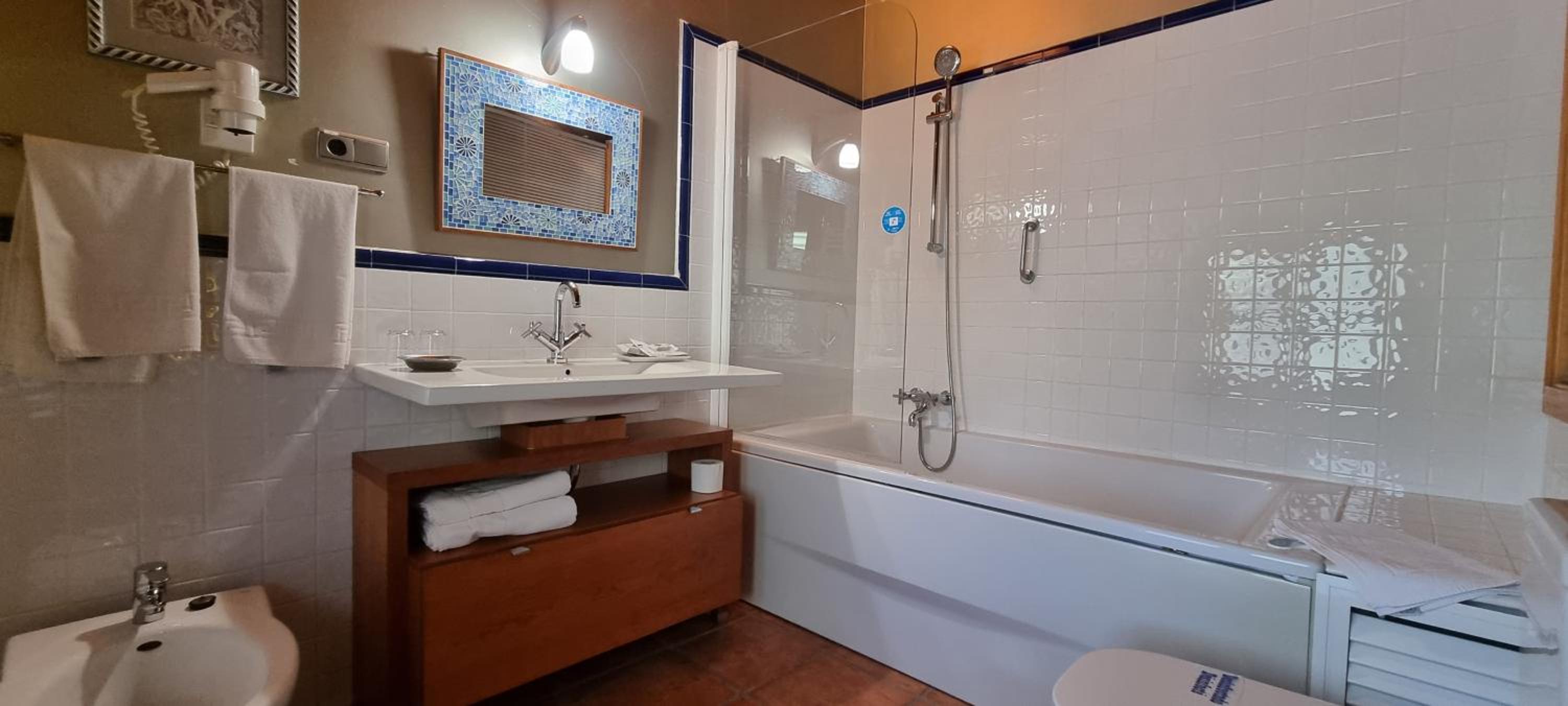Deluxe Suite with Spa Bath photo 3